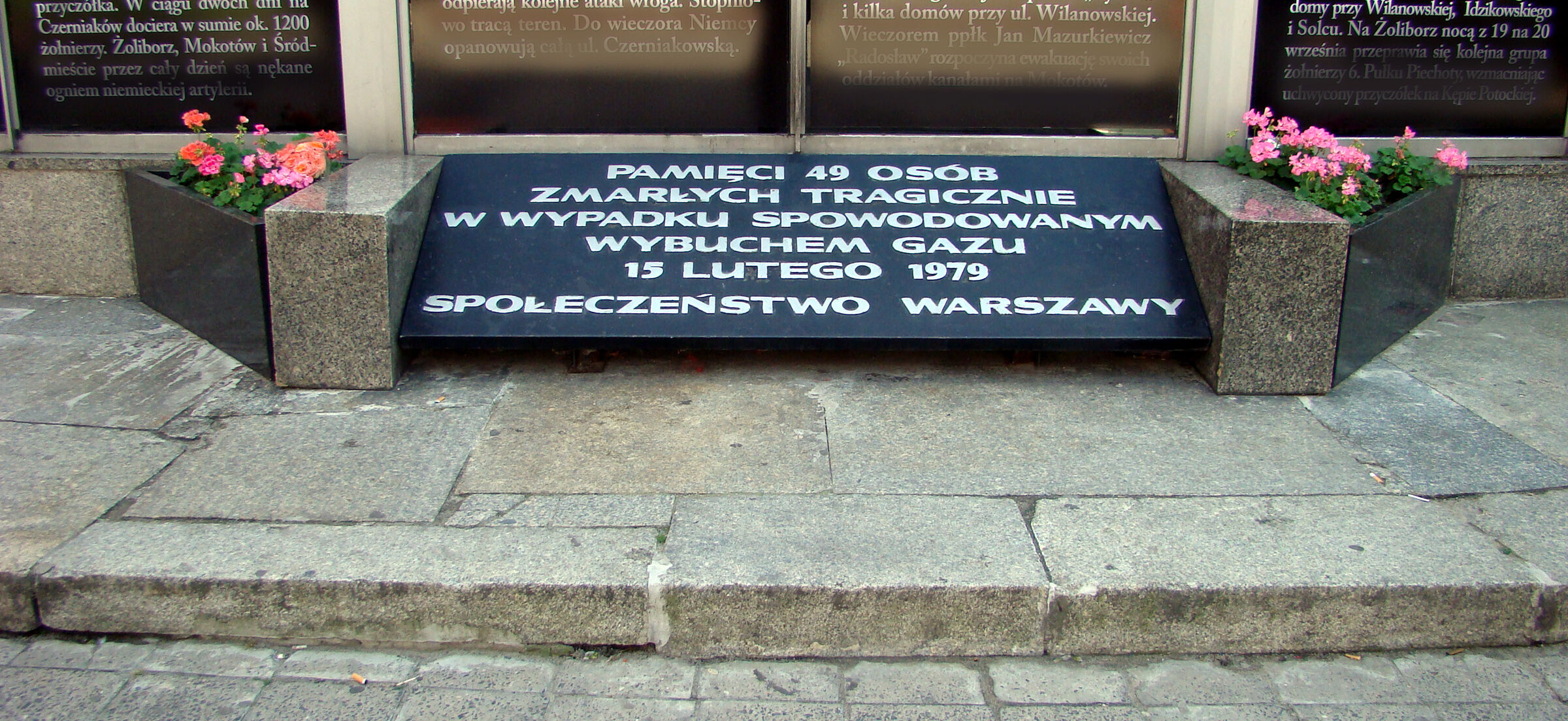 Tablica pamiątkowa upamiętniająca ofiary wybuchu w Rotundzie