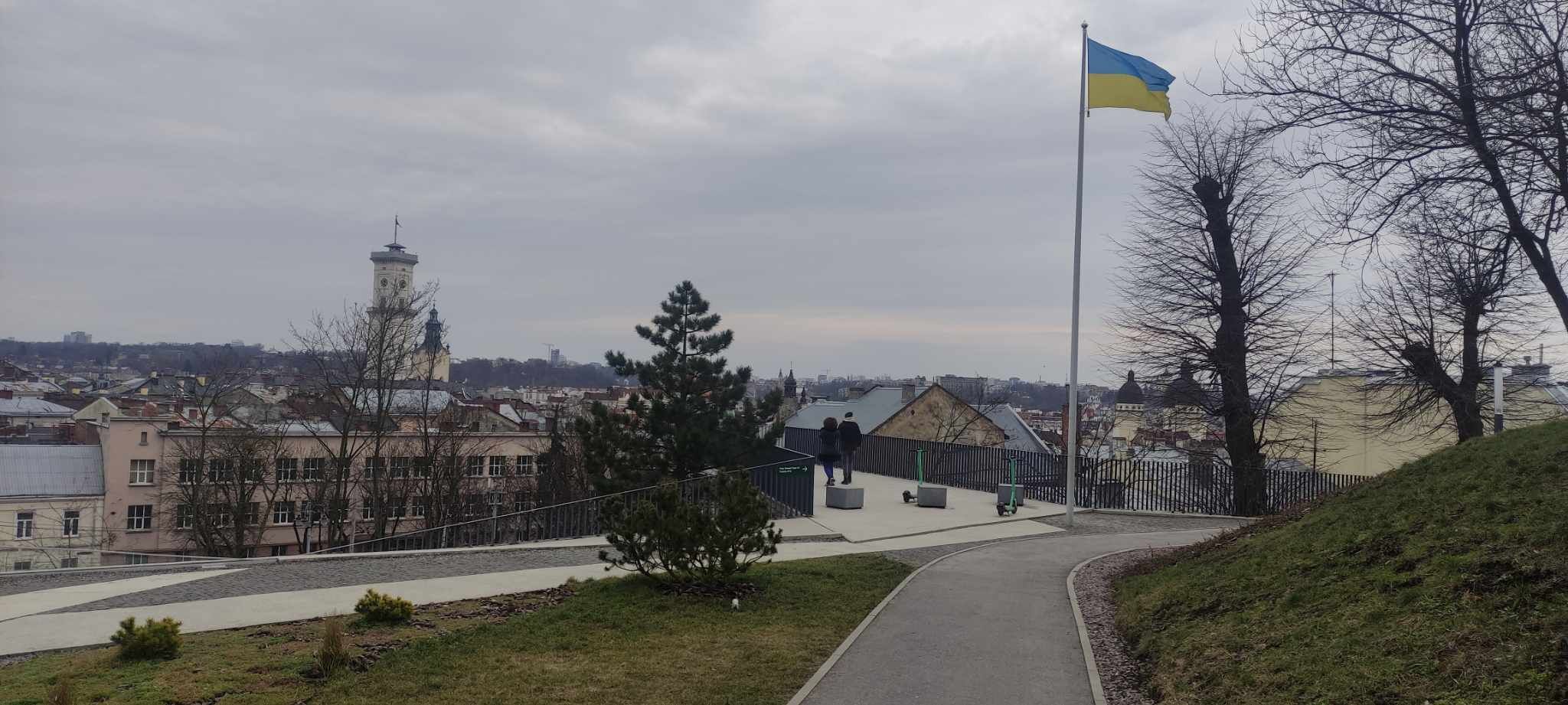We Lwowie, jak i całej Ukrainie dumnie powiewa ukraińska flaga narodowa