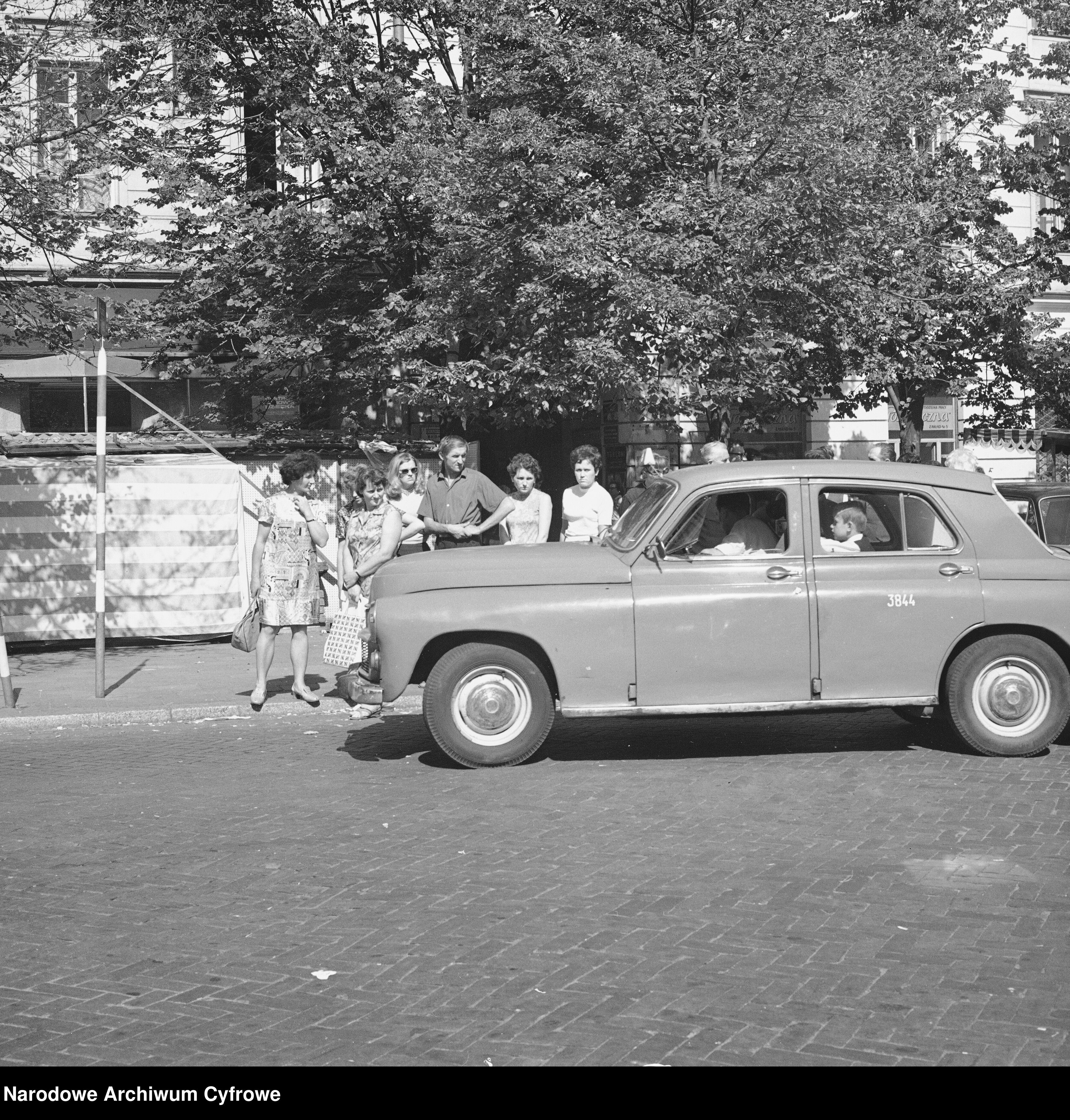 Postój taksówek przy ul. Brackiej w Warszawie - rok 1971