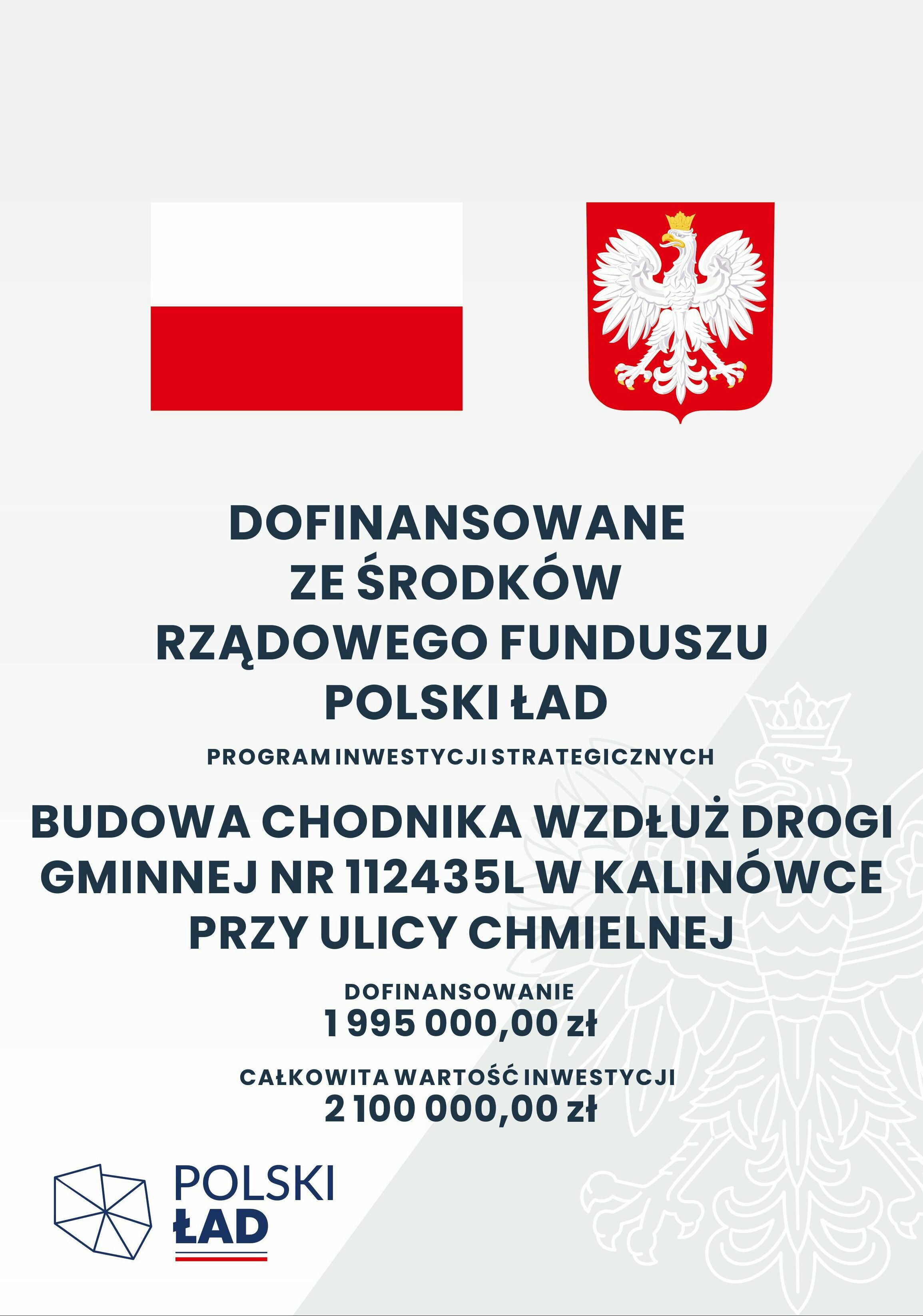 Biała tablica z informacjami: u góry flaga Polski i herb, tekst o dofinansowaniu z rządowego funduszu na budowę drogi w Kalinowcach, logo Polski Ład na dole.