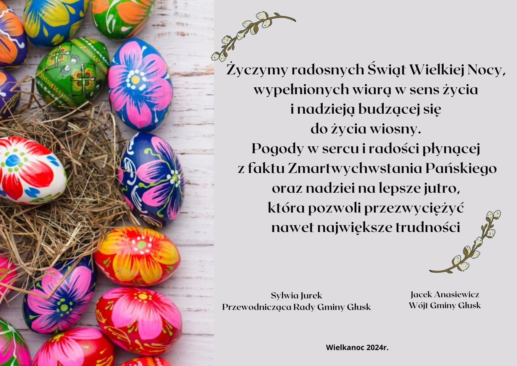 Zdjęcie przedstawia tradycyjne, kolorowo malowane pisanki ułożone obok siebie na białym tle z drewnianymi elementami. Obok nich widnieje polski tekst z życzeniami wielkanocnymi.