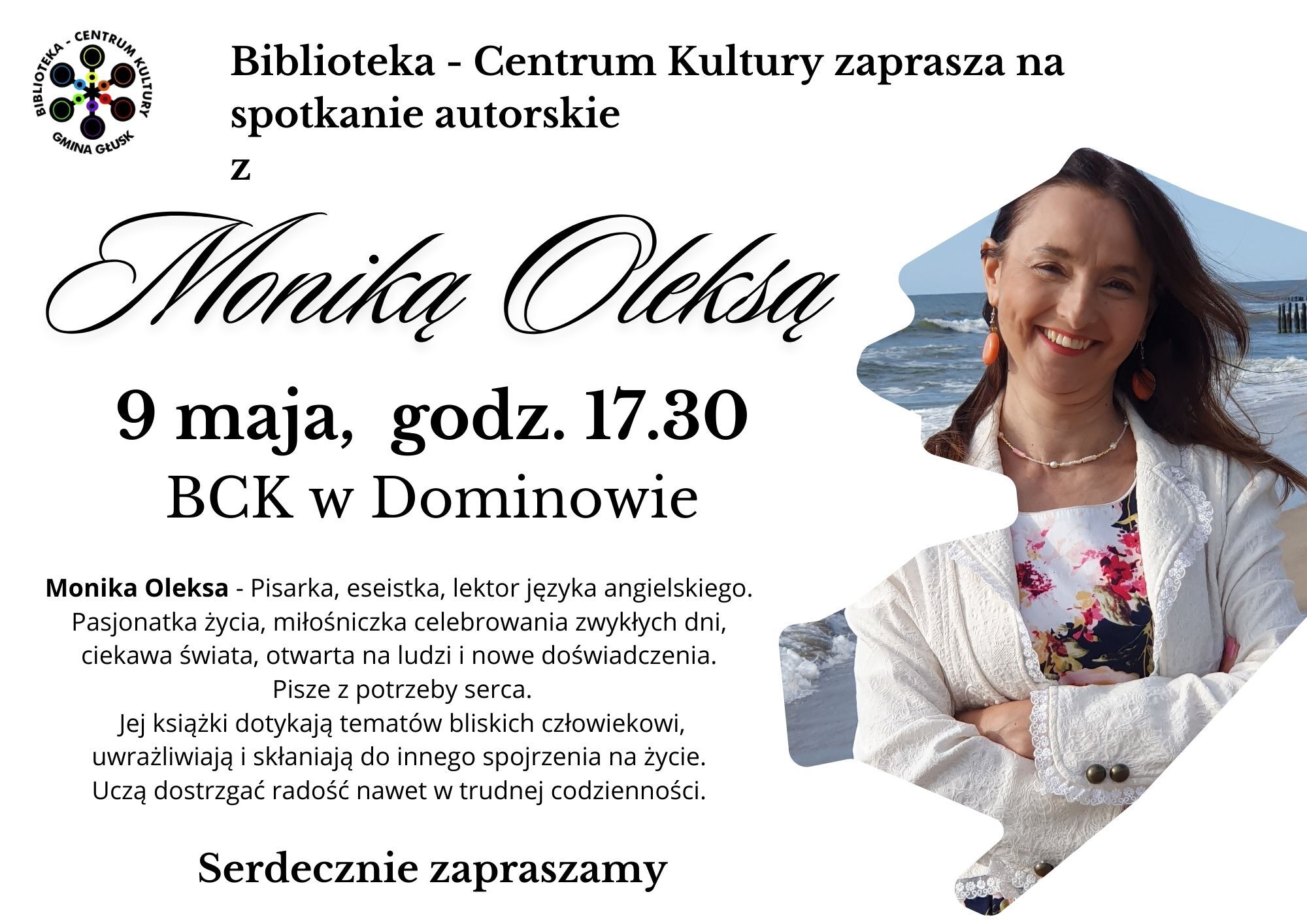 Plakat zapowiadający wydarzenie z występującą Moniką Oleksą, uśmiechniętą kobietą w białej kurtce, stojącą na tle morza. Zawarte informacje o spotkaniu w bibliotece-centrum kultury, data i godzina.