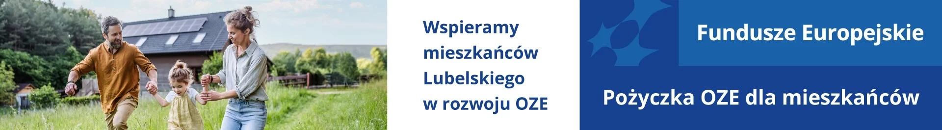 Alternatywny opis: Dwoje ludzi biega radośnie na trawniku obok domu z panelami słonecznymi na dachu w słoneczny dzień. Baner po prawej promuje fundusze europejskie i pożyczki na odnawialne źródła energii.