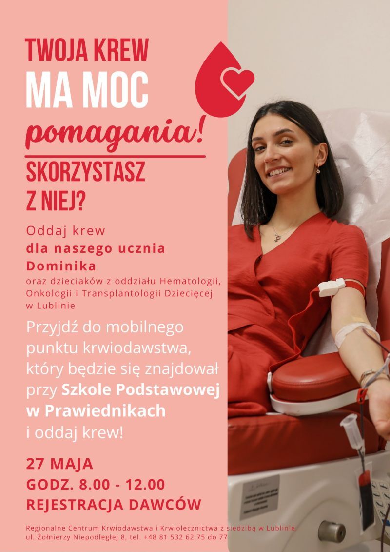Kobieta ubrana na czerwono siedzi na fotelu do oddawania krwi. W tle informacje o akcji krwiodawstwa organizowanej 27 maja w Prawiednikach dla dziecka z oddziału Hematologii w Lublinie.