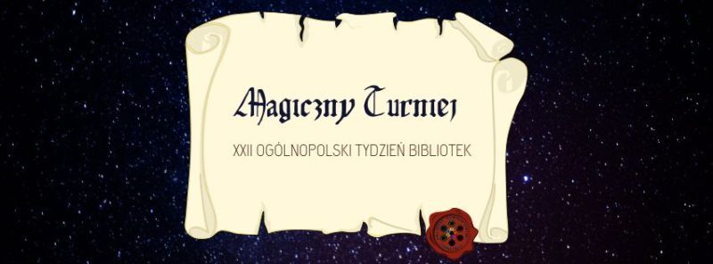 Papierowy zwój z napisem "Magiczny Turniej" oraz "XXII Ogólnopolski Tydzień Bibliotek" na tle gwiaździstego nieba. Na dole ozdobny czerwony emblemat.