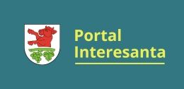 Na zielonym tle znajduje się herb z czerwonym lwem powyżej zielonych liści. Obok widoczny jest napis "Portal Interesanta" w żółtej czcionce.