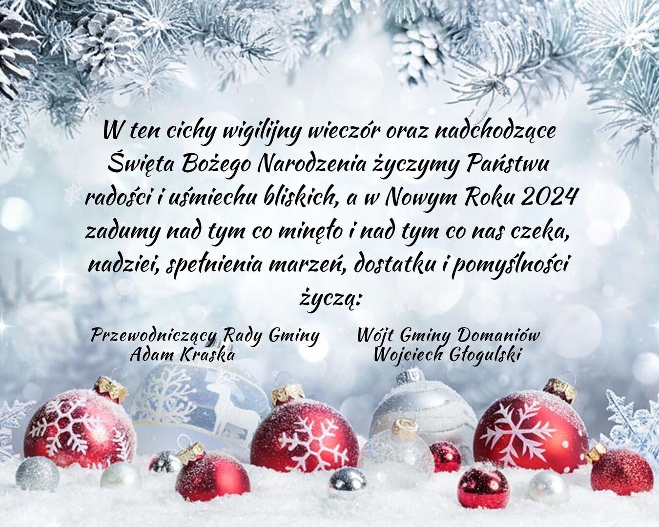 Zdjęcie przedstawia kartkę świąteczną z życzeniami na tle choinki i świątecznych dekoracji, takich jak czerwone bombki i gwiazdki, otoczone białym sztucznym śniegiem.