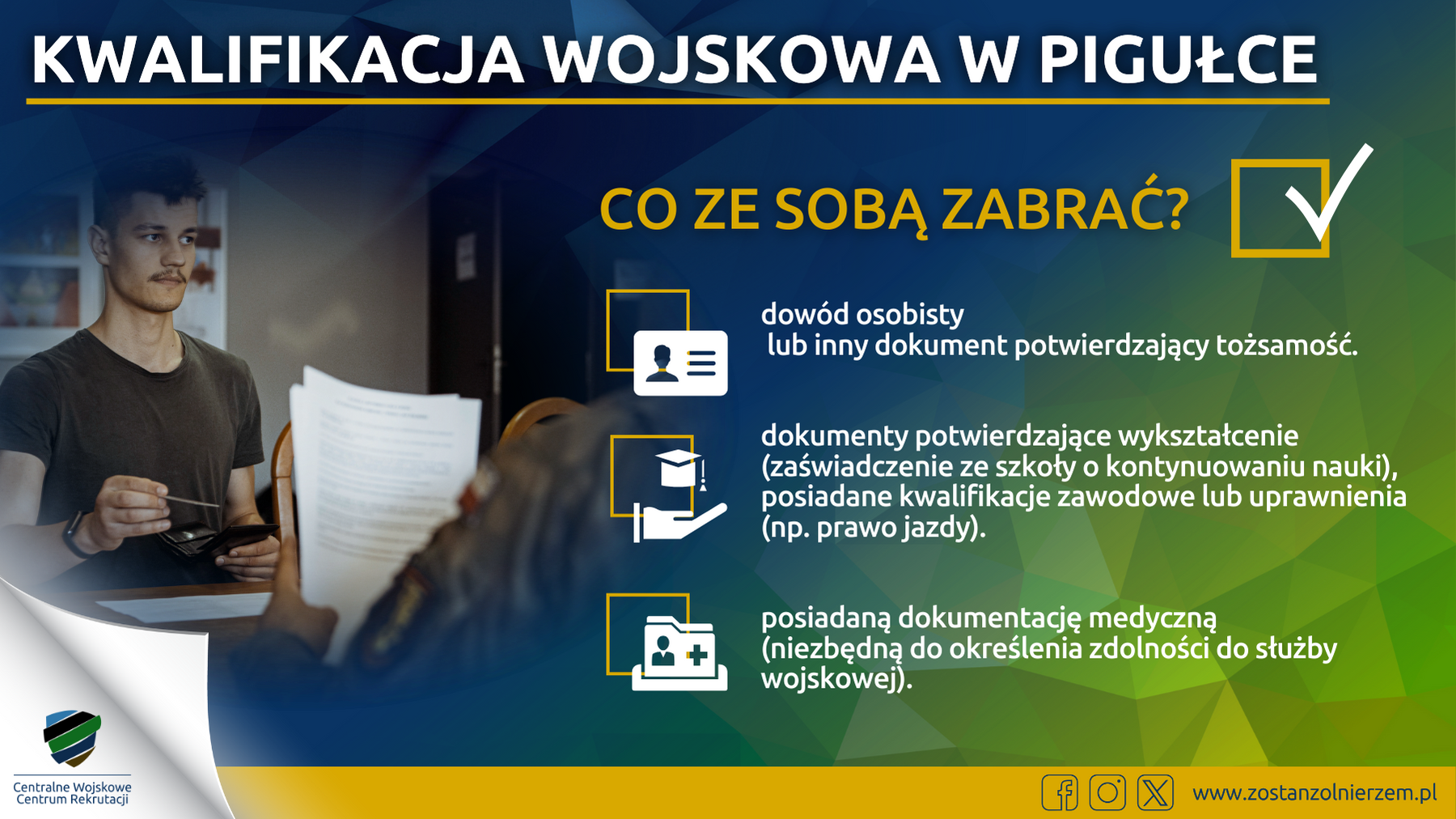 Na grafice przedstawiono mężczyznę przeglądającego dokumenty i listę rzeczy do zabrania na kwalifikację wojskową, m.in. dowód osobisty i dyplomy.