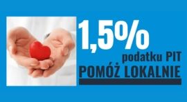 Osoba w białym stroju trzyma w dłoniach czerwone serce. Obok napis: "1,5% podatku PIT - Pomóż lokalnie" na niebieskim tle.