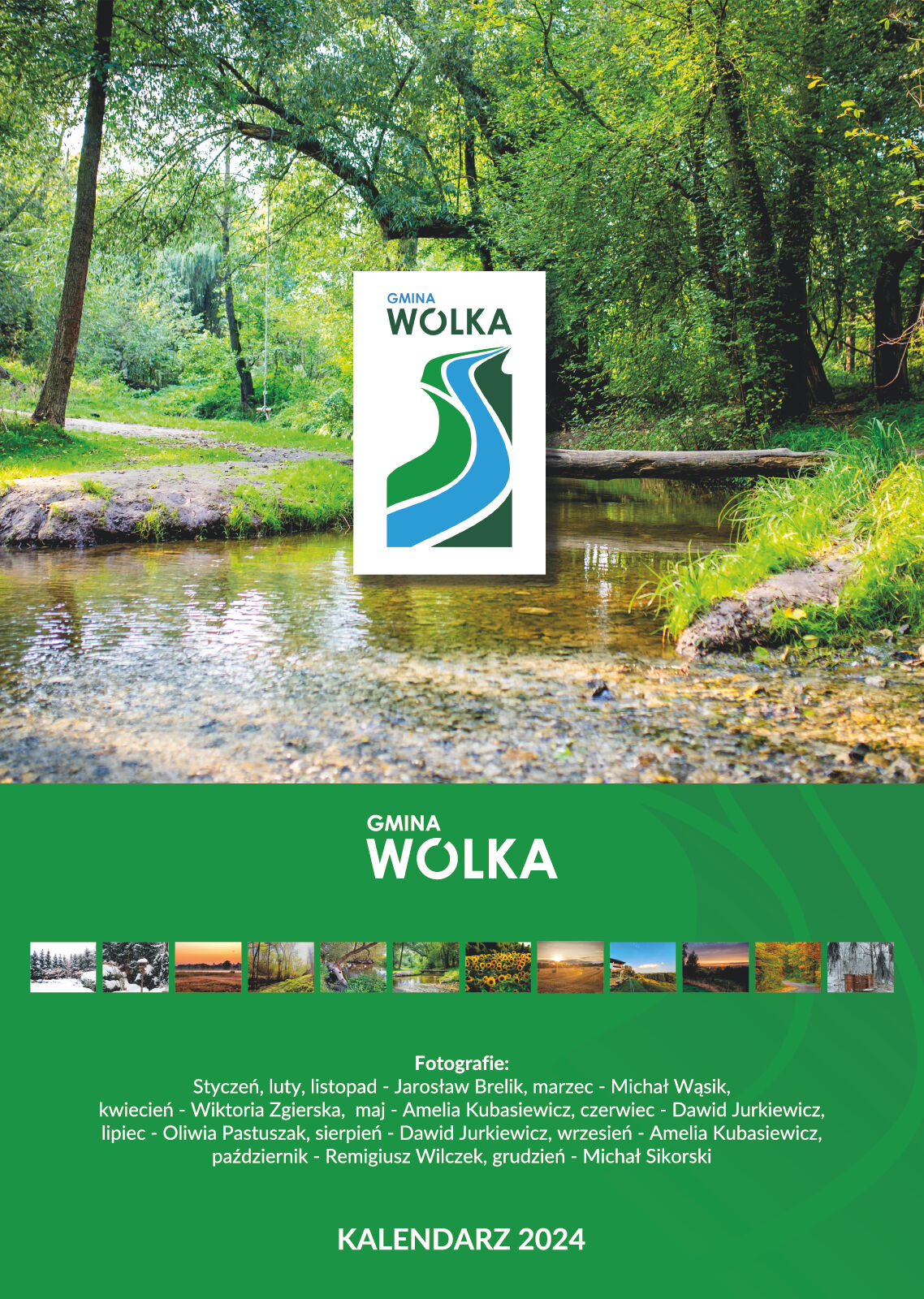 Zdjęcie przedstawia okładkę kalendarza na rok 2024 z tytułem GMINA WÓLKA z grafiką stylizowaną na zielono-niebieską falę. Poniżej, pas pól z miesięcznymi zdjęciami przyrody i napisy z kredytami fotograficznymi.