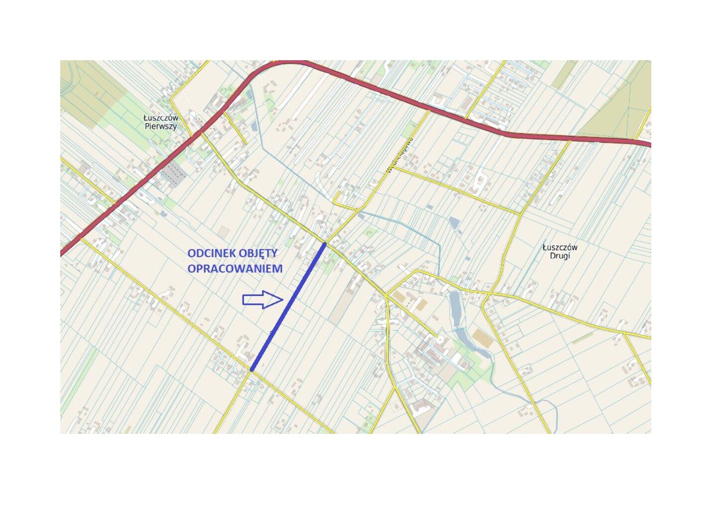 Mapa miejska z zaznaczonym obszarem objętym opracowaniem, oznaczonym niebieską strzałką. Przebiegające drogi, obszary zabudowane i linie kolejowe.