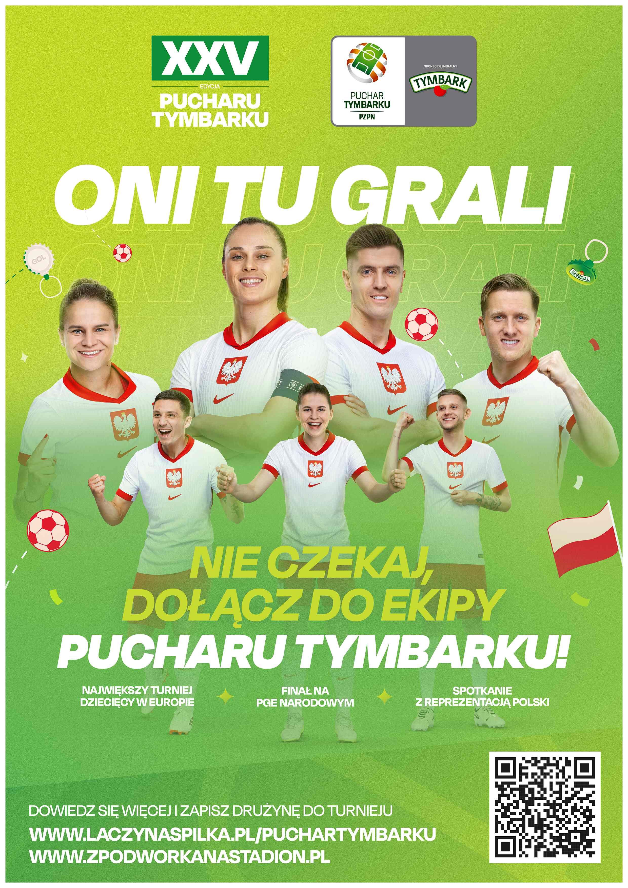 Plakat promocyjny turnieju piłkarskiego z wizerunkami sześciu uśmiechniętych piłkarzy, grafikami trawy i piłki, tekstami i QR kodem.