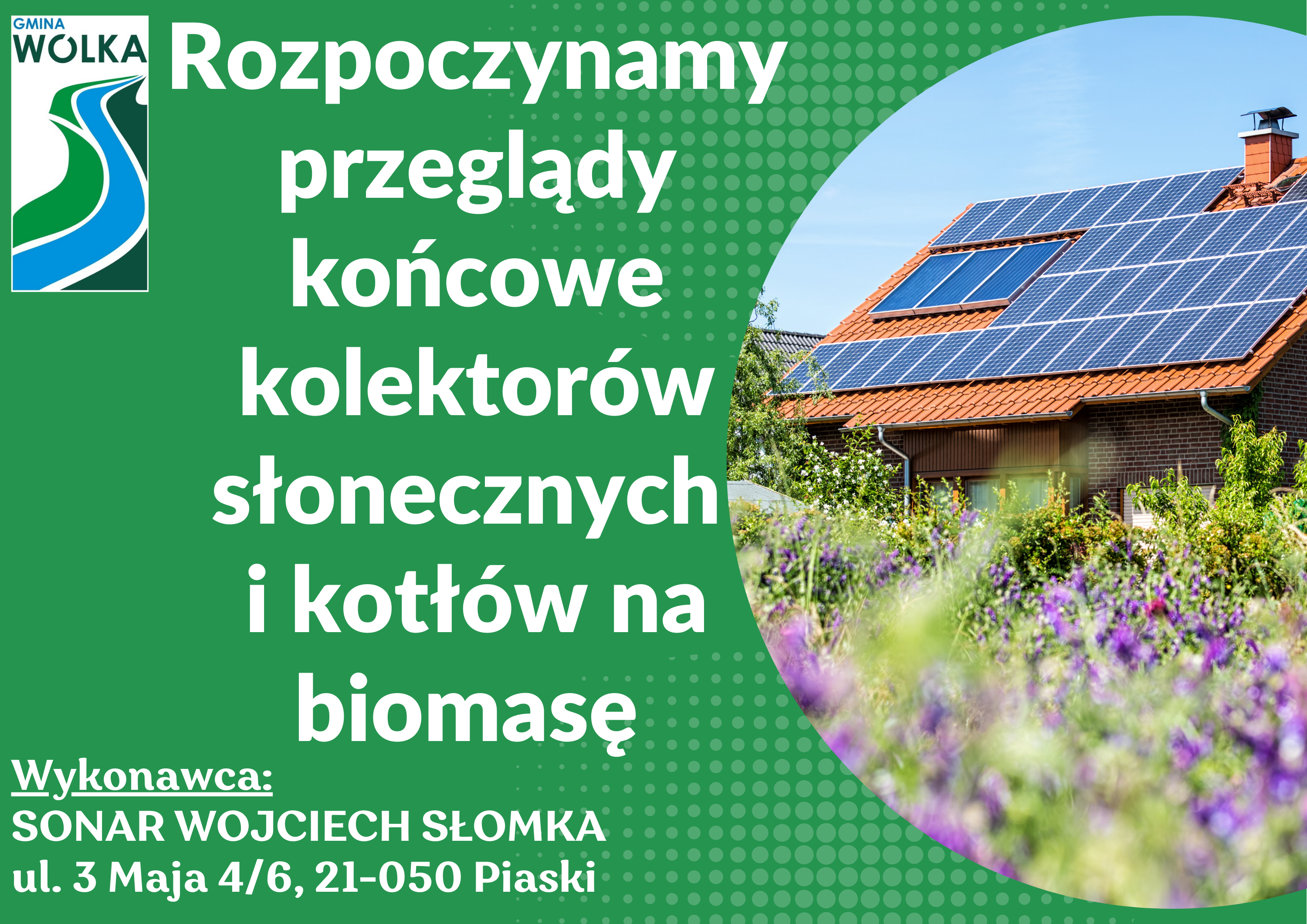 Zdjęcie przedstawia informację o przeglądach kolektorów słonecznych i kotłów na biomasę w zielonej gminie. Na fotografii widoczny jest dach domu z panelami słonecznymi i kwitnące kwiaty na pierwszym planie.