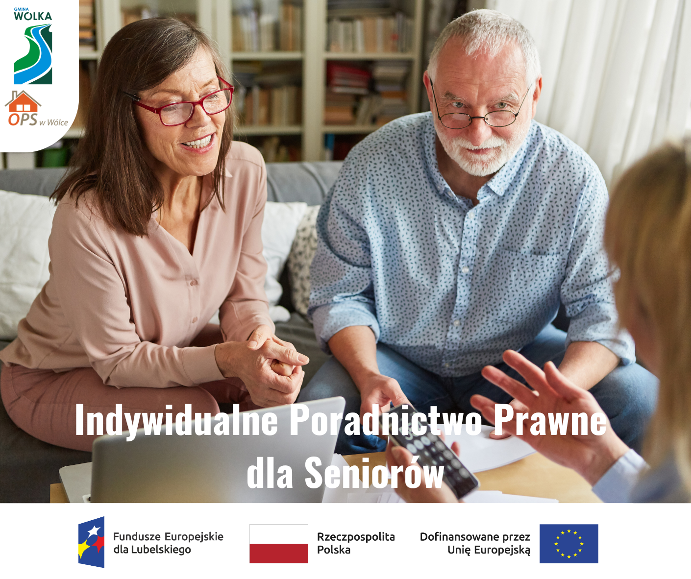 Na zdjęciu dwie starsze osoby, kobieta i mężczyzna, siedzą przy stole i rozmawiają z kobietą trzymającą tablet. W tle regał z książkami. Na dole logo funduszy unijnych i opis dotyczący poradnictwa prawnego dla seniorów.