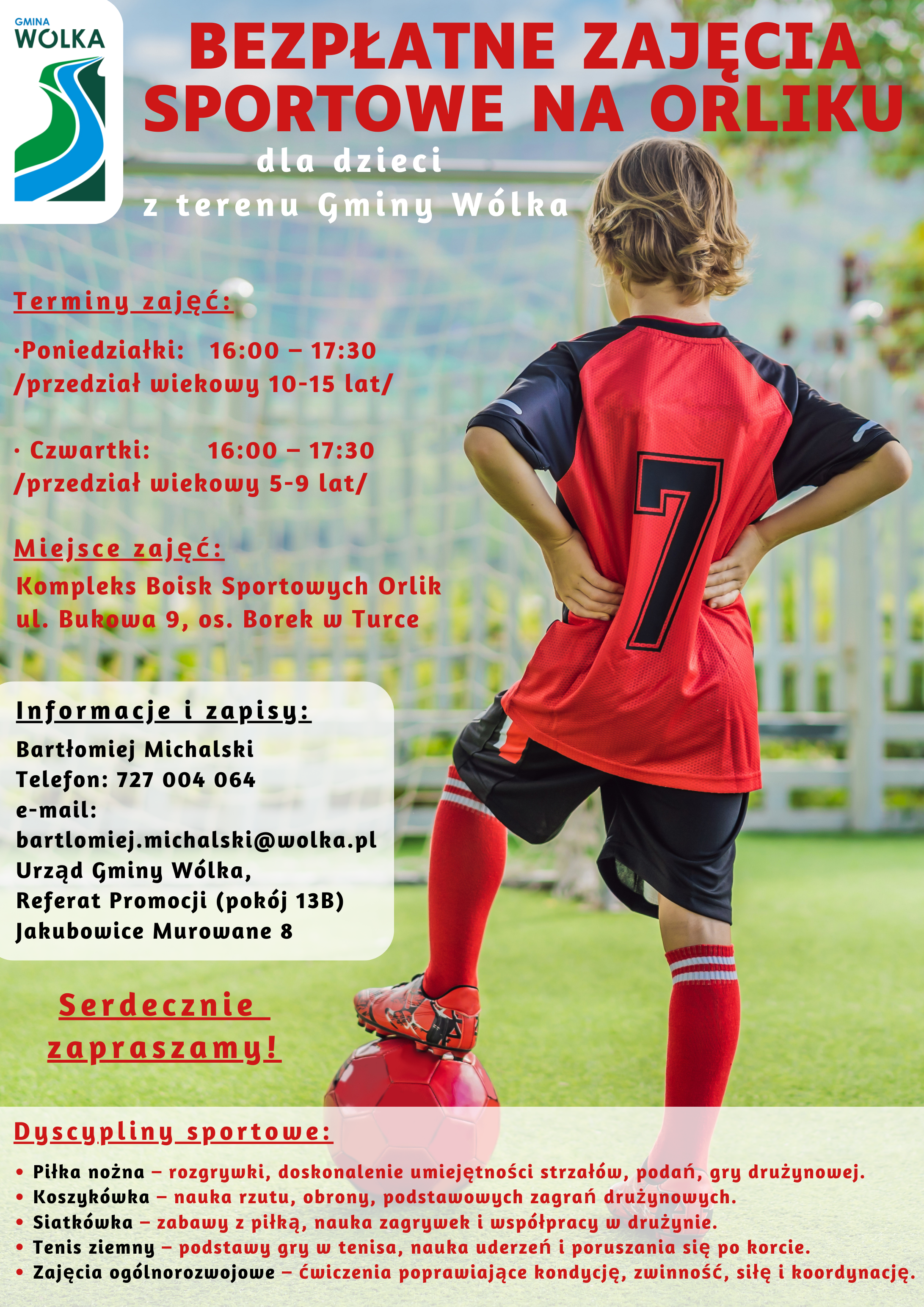 Na zdjęciu plakat reklamujący bezpłatne zajęcia sportowe na Orliku dla dzieci w Gminie Wólka. Widać chłopca w stroju piłkarskim. Zawiera informacje o terminach, lokalizacji, dyscyplinach i kontaktach do zapisów.