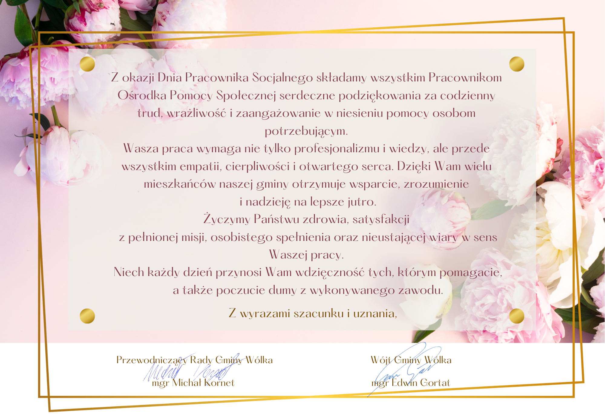 Bukiet różowych piwonii otacza elegancki tekst życzeń z okazji Dnia Pracownika Socjalnego. Podziękowania dla pracowników za ich oddanie i pomoc, zakończone podpisami przewodniczącego rady gminy i wójta.