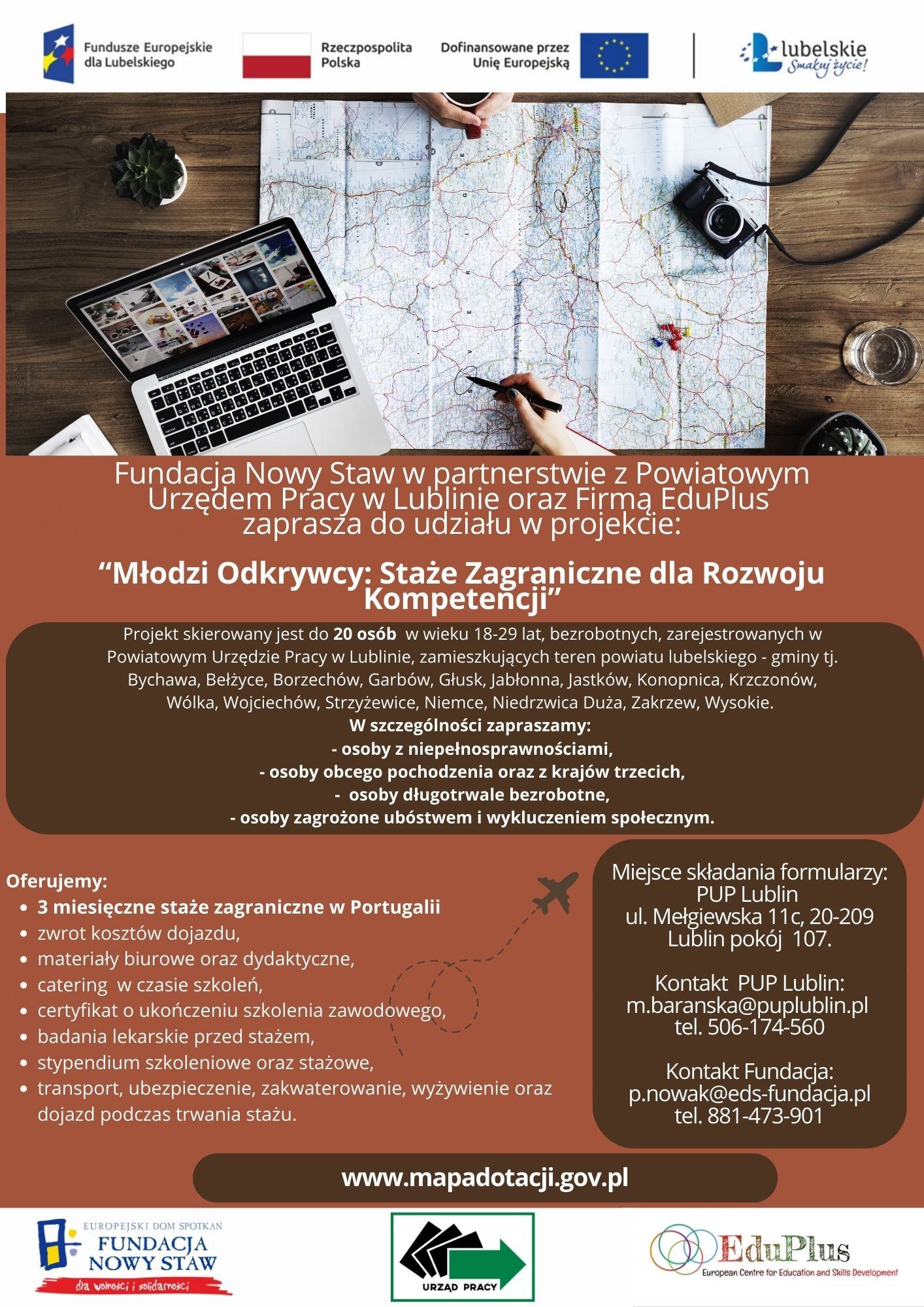 Plakat informacyjny dotyczący projektu "Młodzi Odkrywcy: Staże Zagraniczne dla Rozwoju Kompetencji". Zawiera szczegóły dotyczące programu staży, wymagania dla uczestników, oferowane korzyści oraz dane kontaktowe organizatorów.