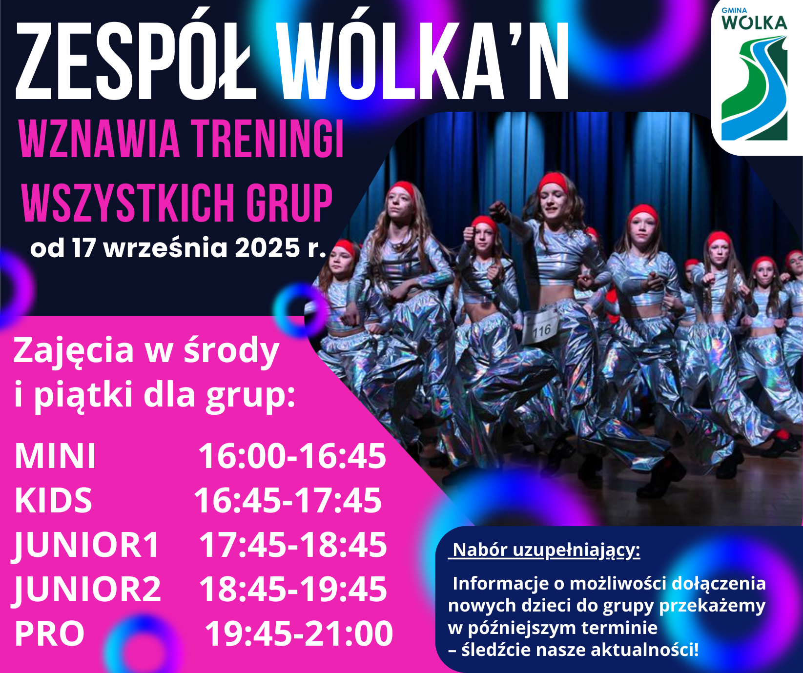 Zespół taneczny w kostiumach występuje na scenie. Grafik zajęć dla różnych grup wiekowych z godzinami treningów. Informacja o naborze i logo gminy Wólka w prawym górnym rogu.
