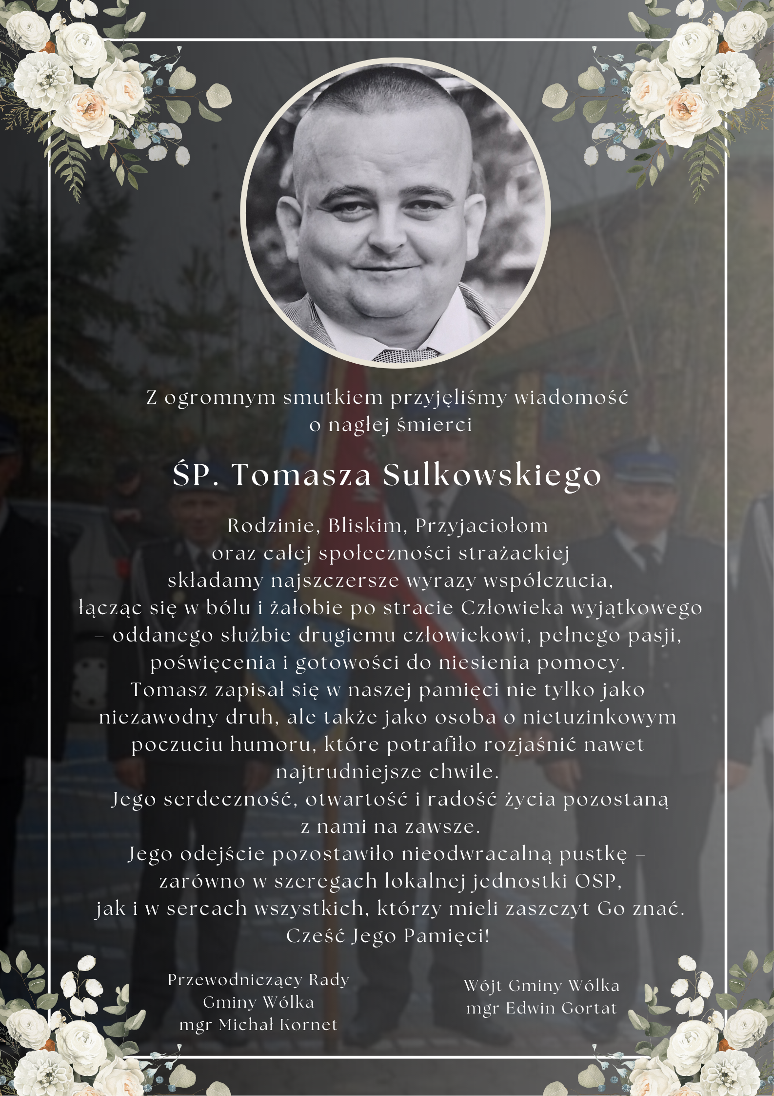 Na czarnym tle znajduje się zdjęcie mężczyzny w górnej części. Poniżej tekst kondolencyjny z informacją o jego śmierci. Wokół dekoracja z białych kwiatów i zielonych liści.