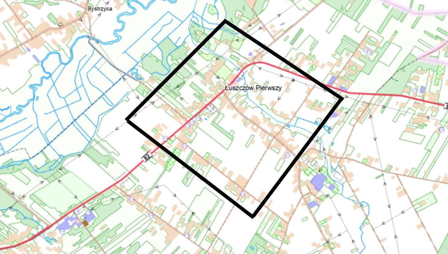 Mapa przedstawia region z zaznaczonym kwadratem obejmującym miejscowość Łuszcz&oacute;w Pierwszy. Widoczne są drogi, rzeki oraz pola. Kolory oznaczają r&oacute;żne typy terenu i zabudowy.