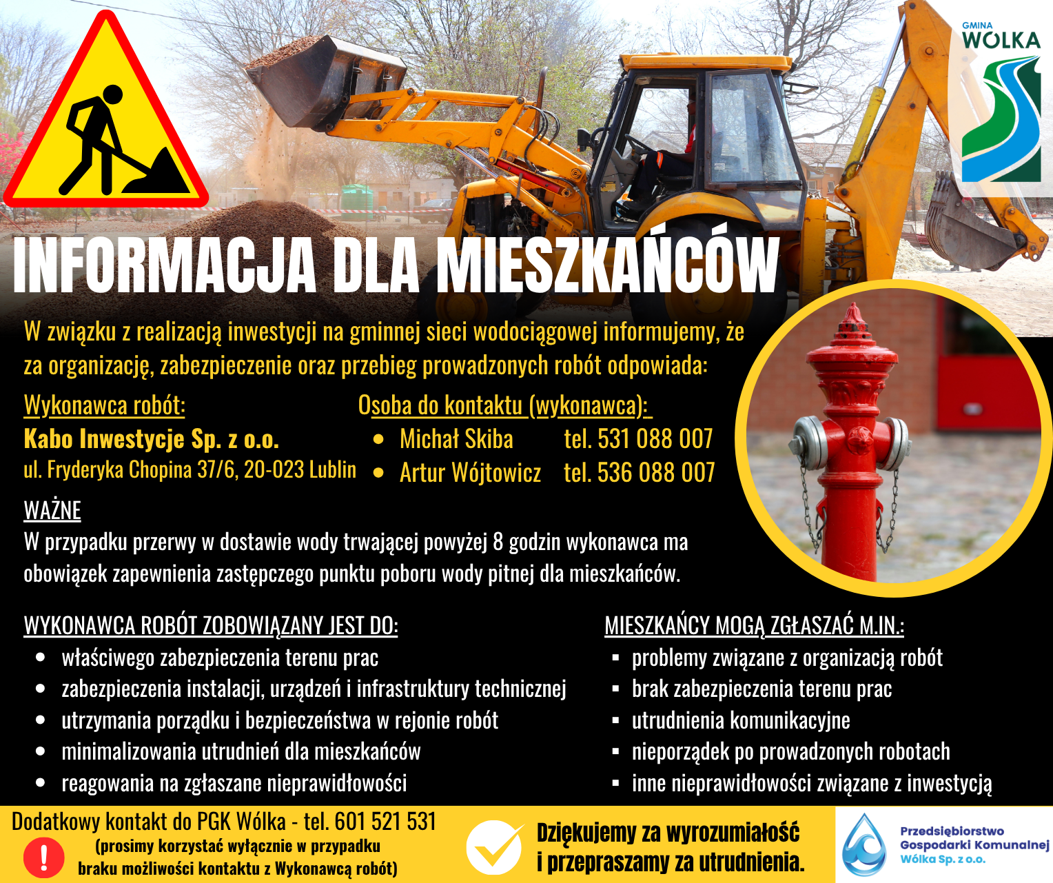 Na zdjęciu znajduje się informacja dla mieszkańc&oacute;w dotycząca realizacji inwestycji sieci wodociągowej i kanalizacyjnej. Obrazek zawiera dane kontaktowe wykonawcy oraz os&oacute;b do kontaktu. W tle pracująca koparka i znak ostrzegawczy.