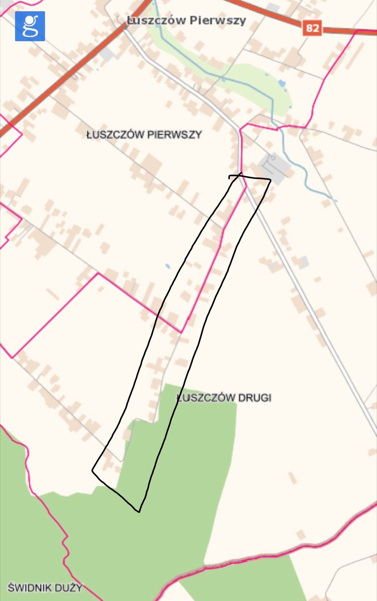 Mapa przedstawia obszar Łuszczowa Pierwszego i Łuszczowa Drugiego. Widoczne są drogi, granice administracyjne oraz linia łącząca te dwie miejscowości, przecinająca tereny zielone, rzekę i inne elementy mapy.