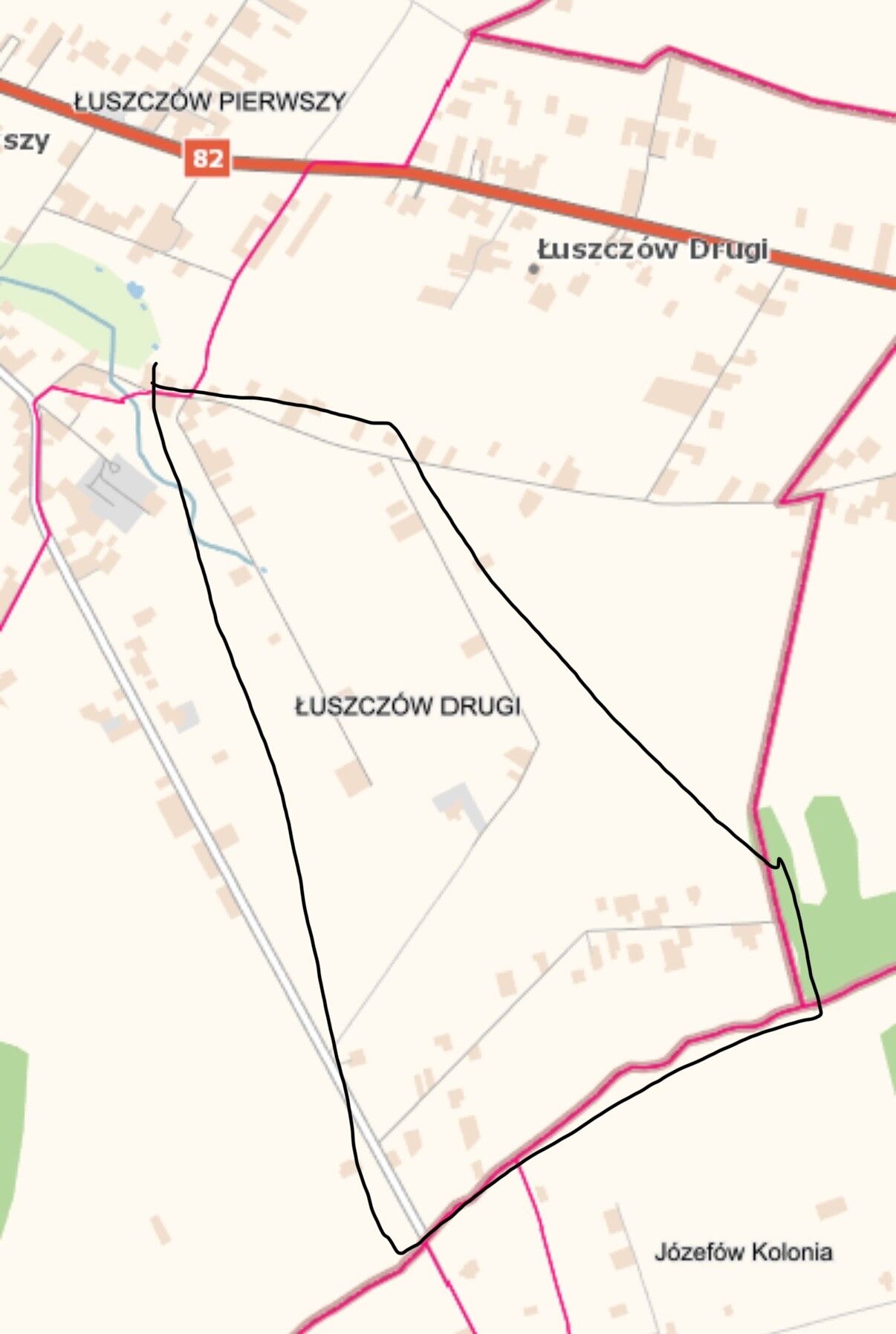 Mapa przedstawia fragment Łuszczowa Drugiego z zaznaczonym konturem obszaru. Widoczne są drogi, budynki oraz granice wsi. Część Łuszczowa Pierwszego i J&oacute;zef&oacute;w Kolonia także są zaznaczone.