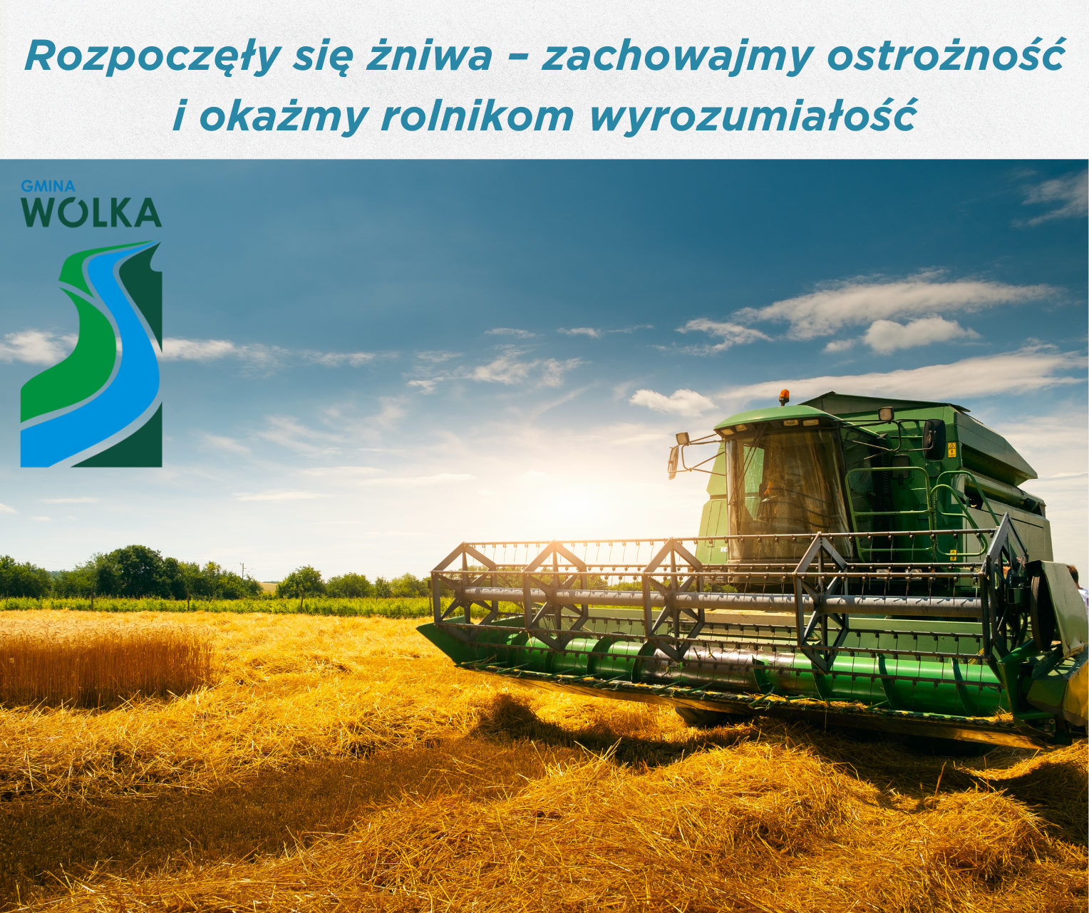 Na zdjęciu widoczny jest zielony kombajn pracujący na polu podczas żniw. W tle bezchmurne niebo. Na g&oacute;rze napis: "Rozpoczęły się żniwa &ndash; zachowajmy ostrożność i okażmy rolnikom wyrozumiałość".  Logo gminy W&oacute;lka obok.