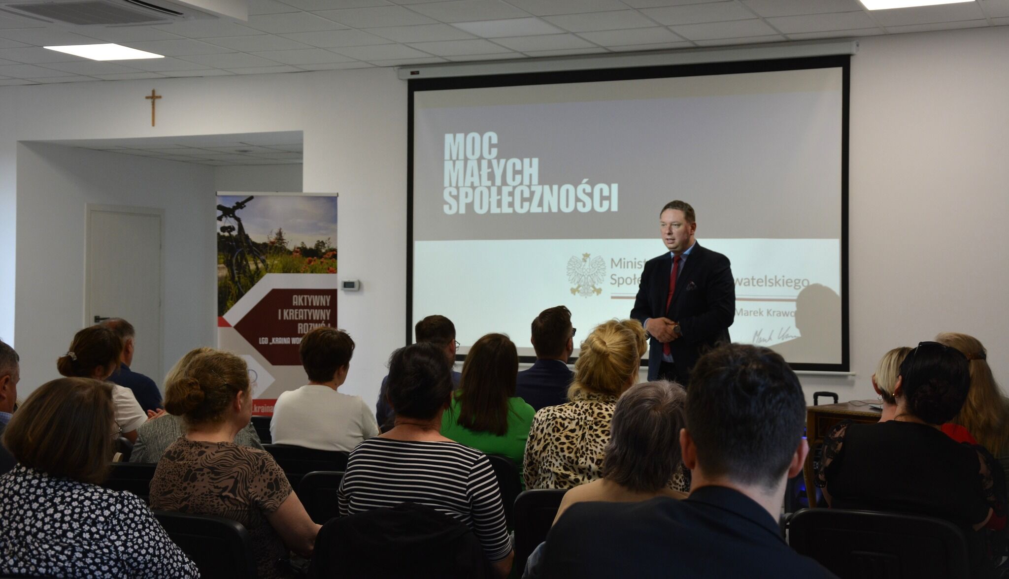 zdjęcie grupy ludzi na konferencji
