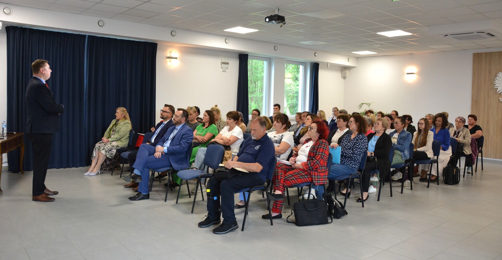 zdjęcie grupy ludzi na konferencji
