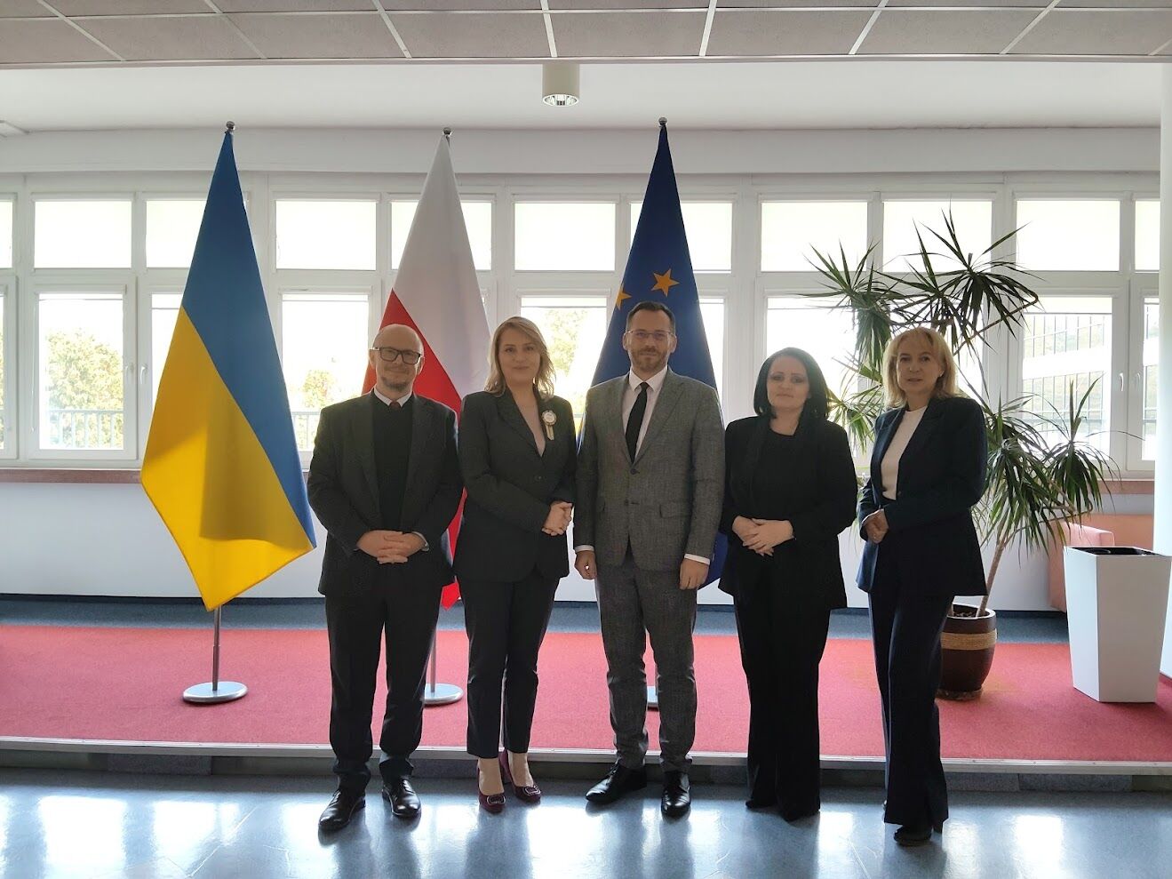 zdjęcie stojącej grupy ludzi