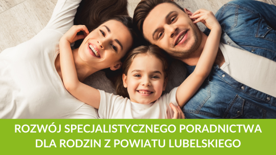 Rodzina leży na drewnianej podłodze. Wszyscy uśmiechnięci, rodzice po bokach, dziecko w środku. Na dole zielony pasek z napisem o rozwoju poradnictwa dla rodzin z powiatu lubelskiego.