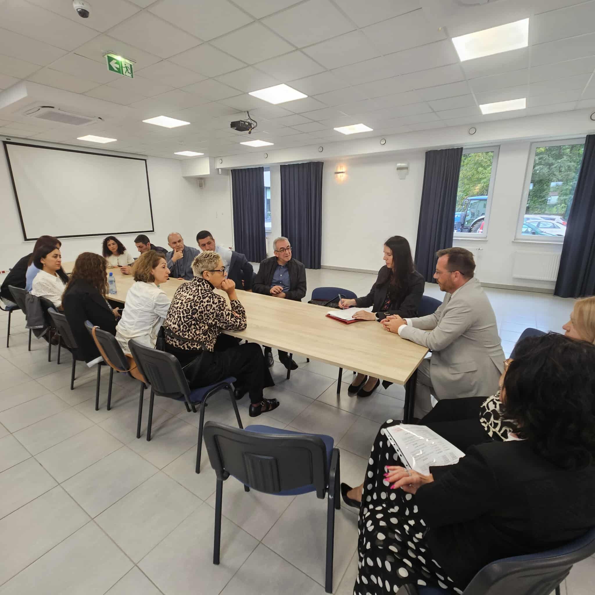 zdjęcie grupy ludzi siedzącej dookoła stołu