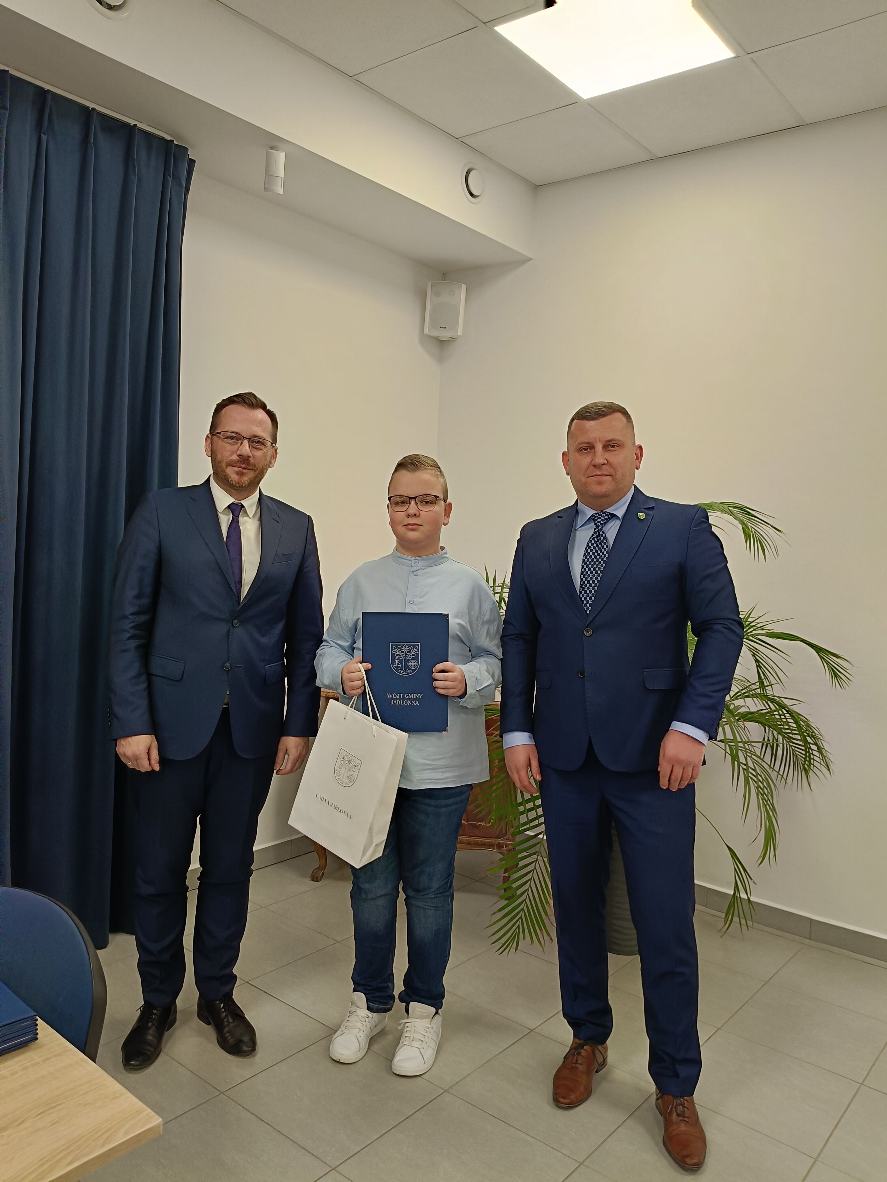 zdjęcie dwóch mężczyzn i ucznia, stypendysty