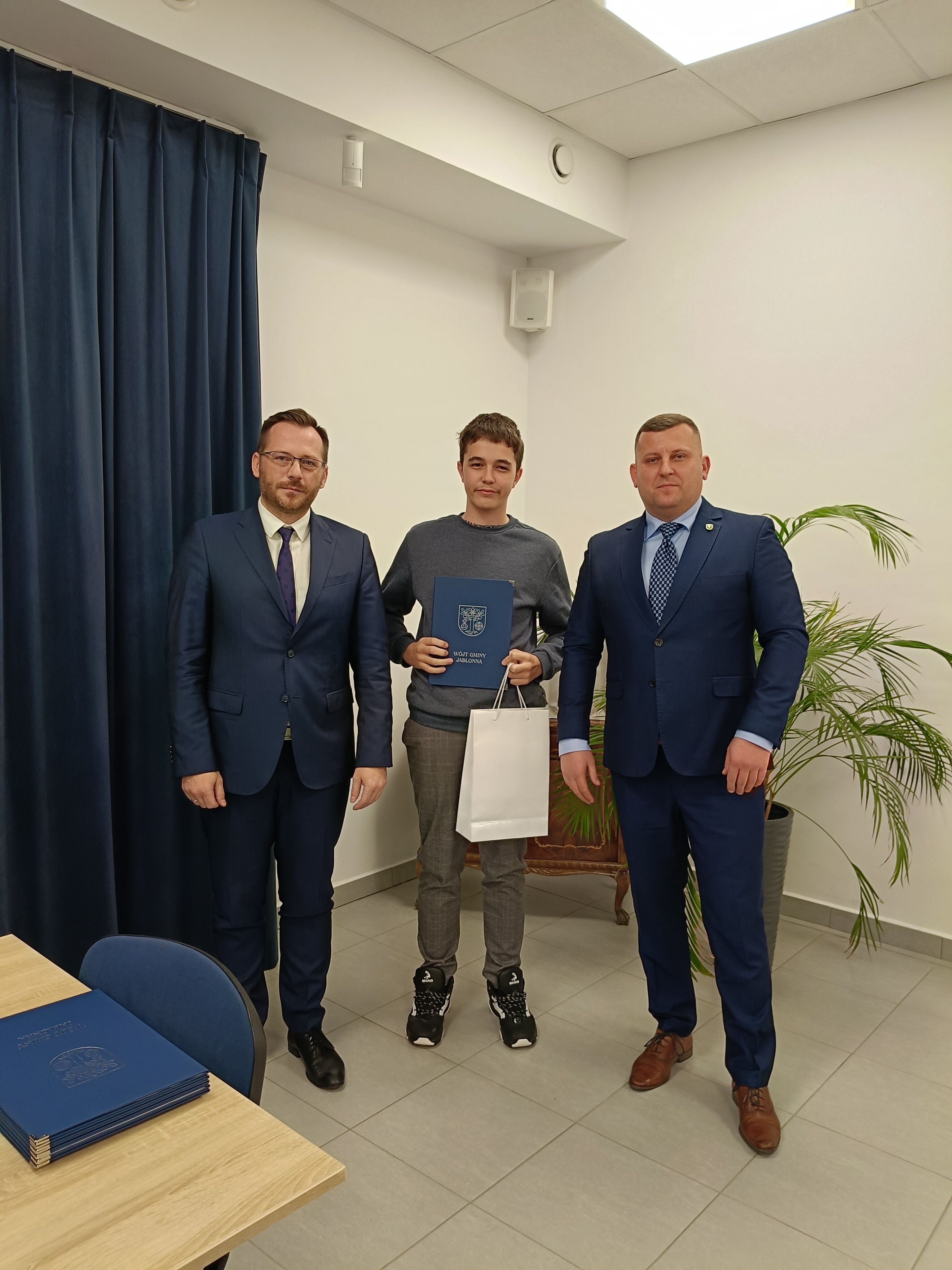 zdjęcie dwóch mężczyzn i ucznia, stypendysty