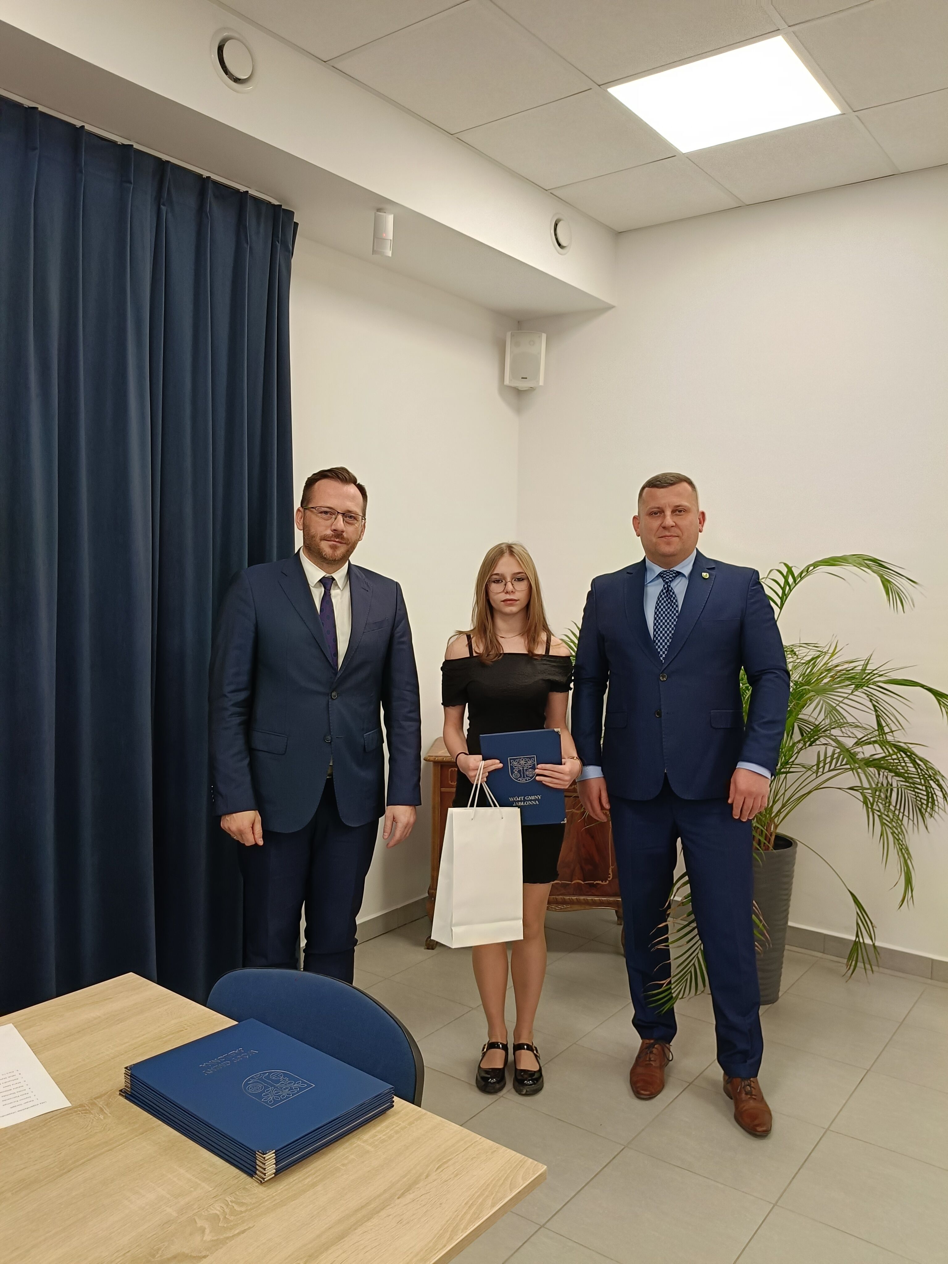 zdjęcie dwóchj mężczyzn i uczennicy, stypendystki