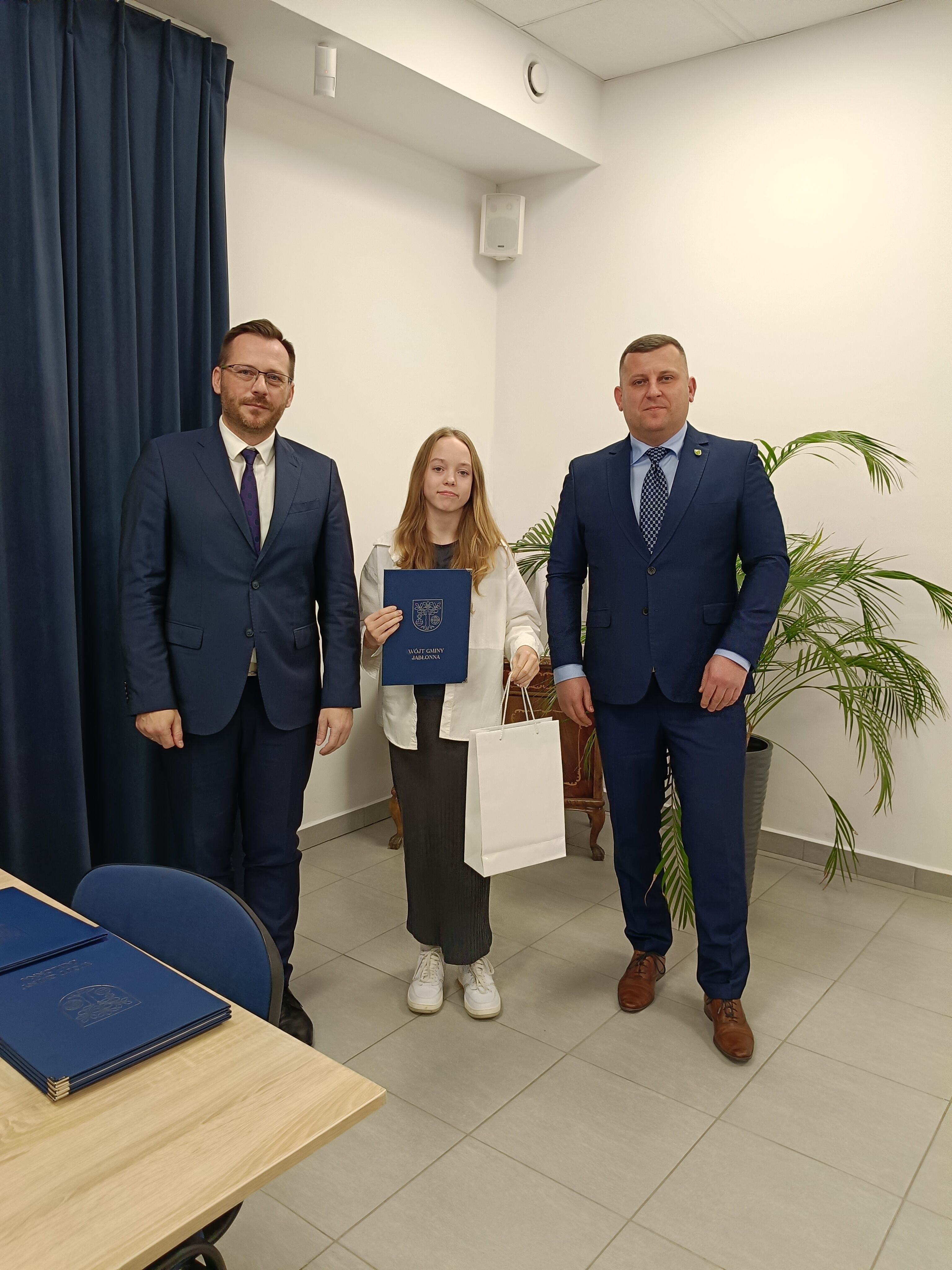 zdjęcie dwóch mężczyzn i uczennicy, stypendystki