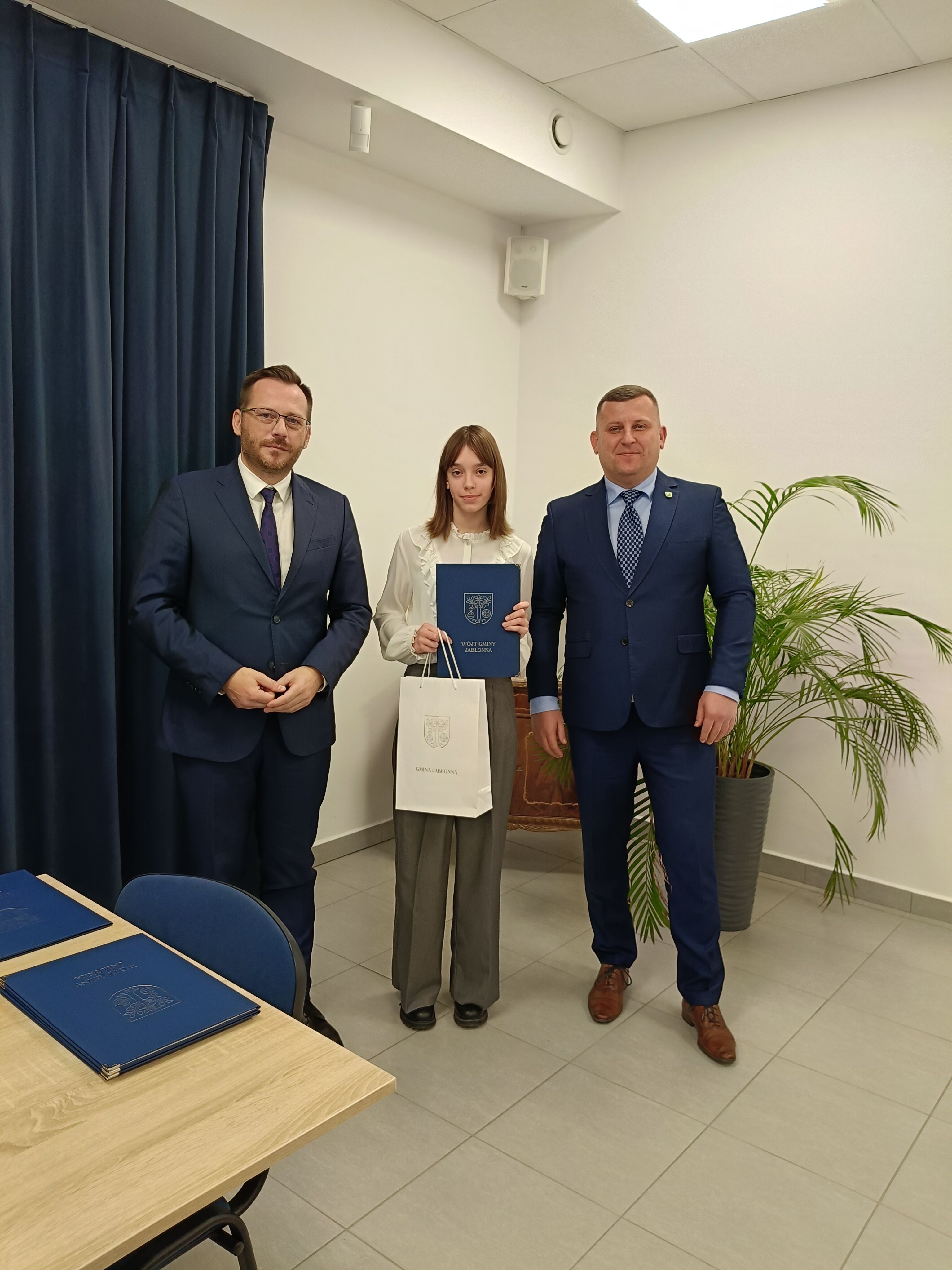 zdjęcie dwóch mężczyzn i uczennicy, stypendystki