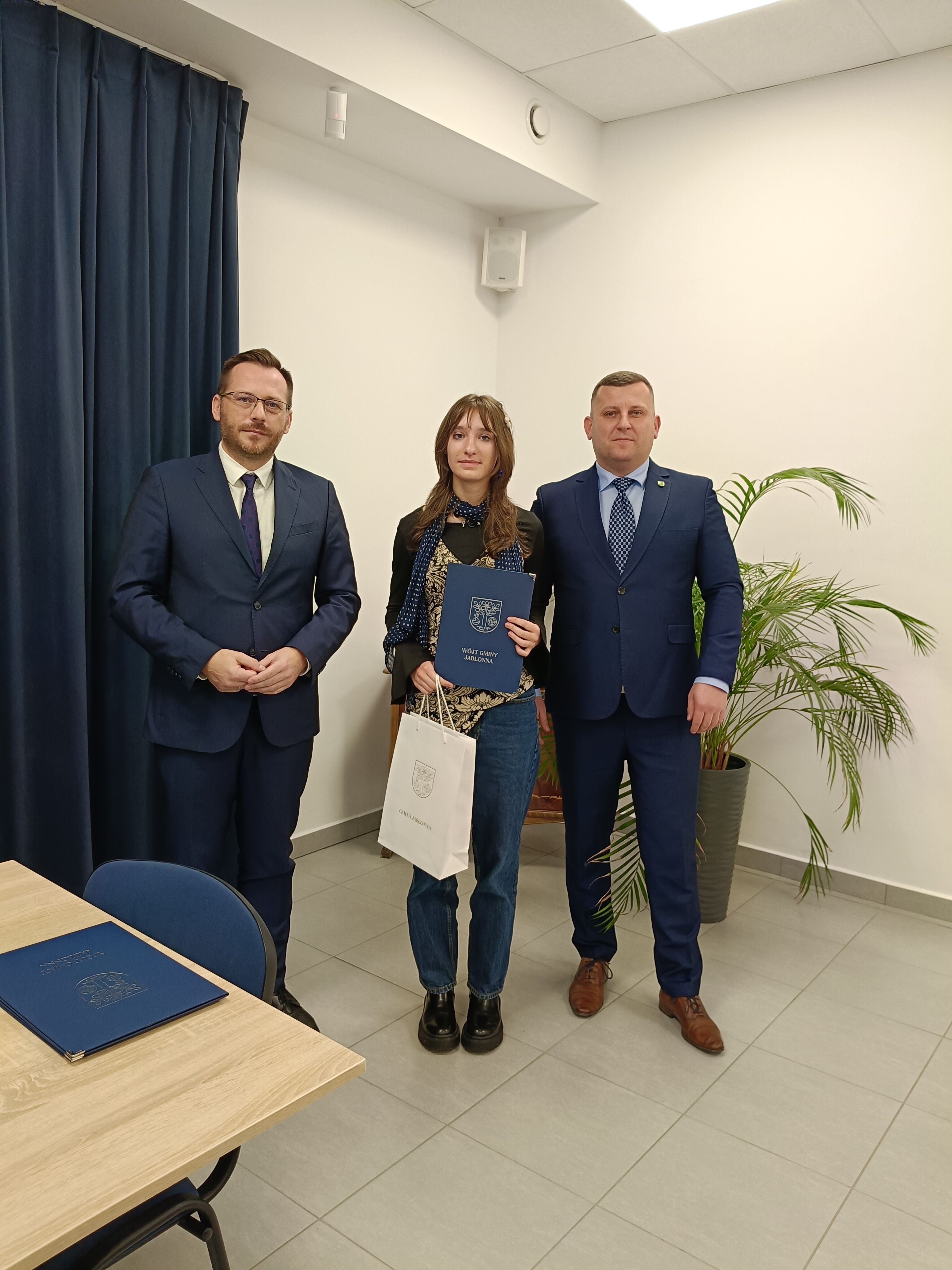 zdjęcie dwóchj mężczyzn i uczennicy, stypendystki