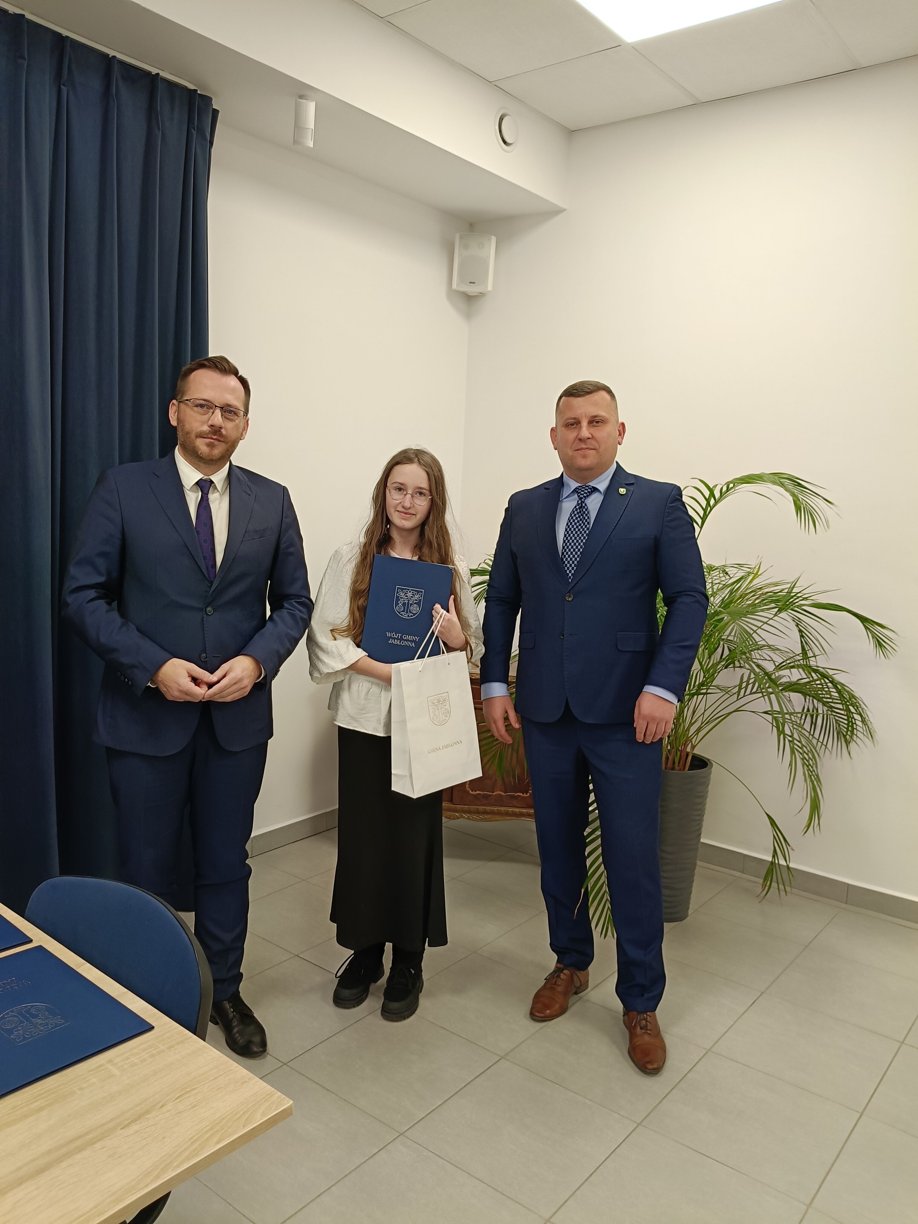 zdjęcie dwóch mężczyzn i uczennicy,m stypendystki