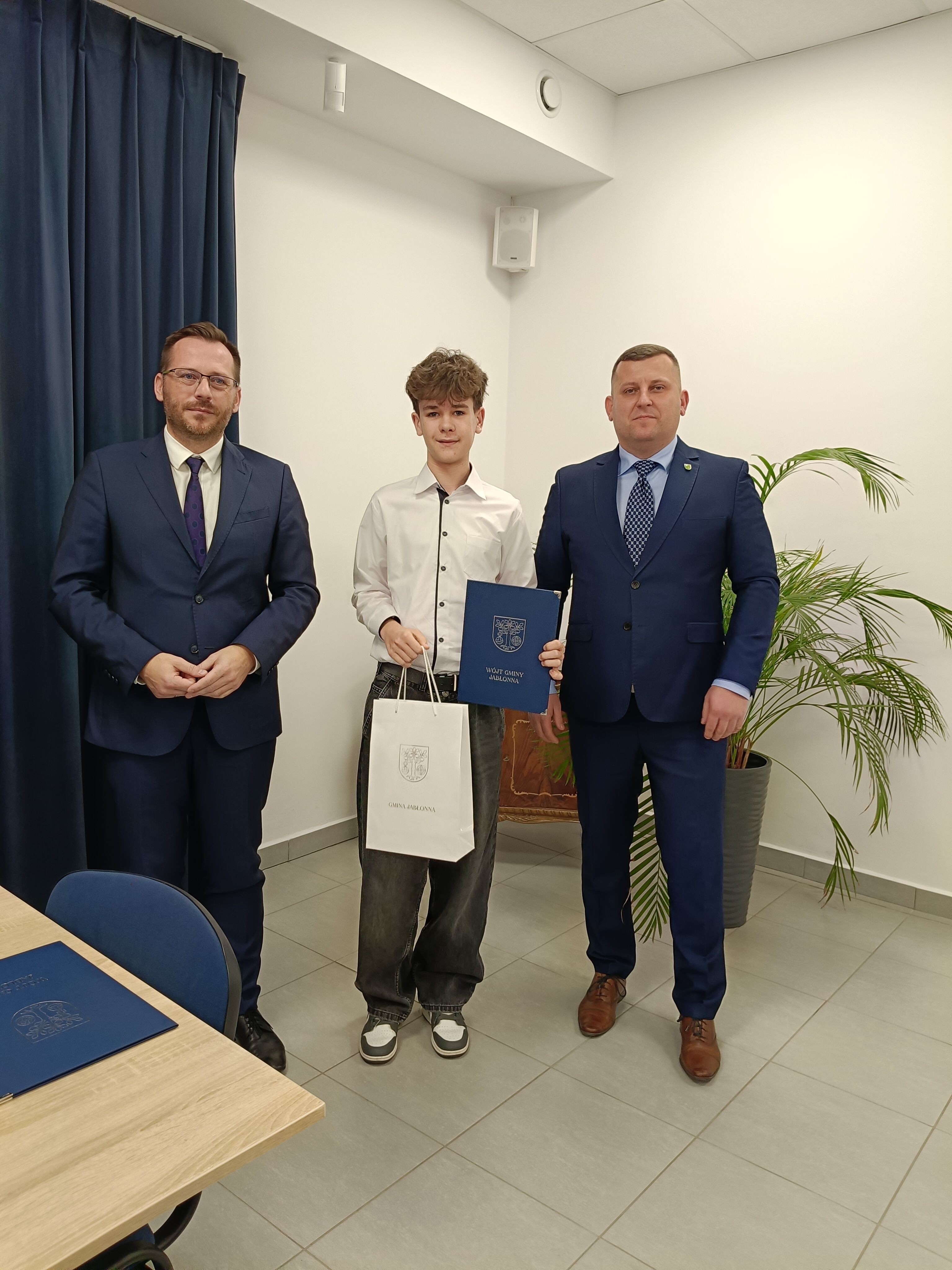 zdjęcie dwóch mężczyzn i ucznia, stypoendysty