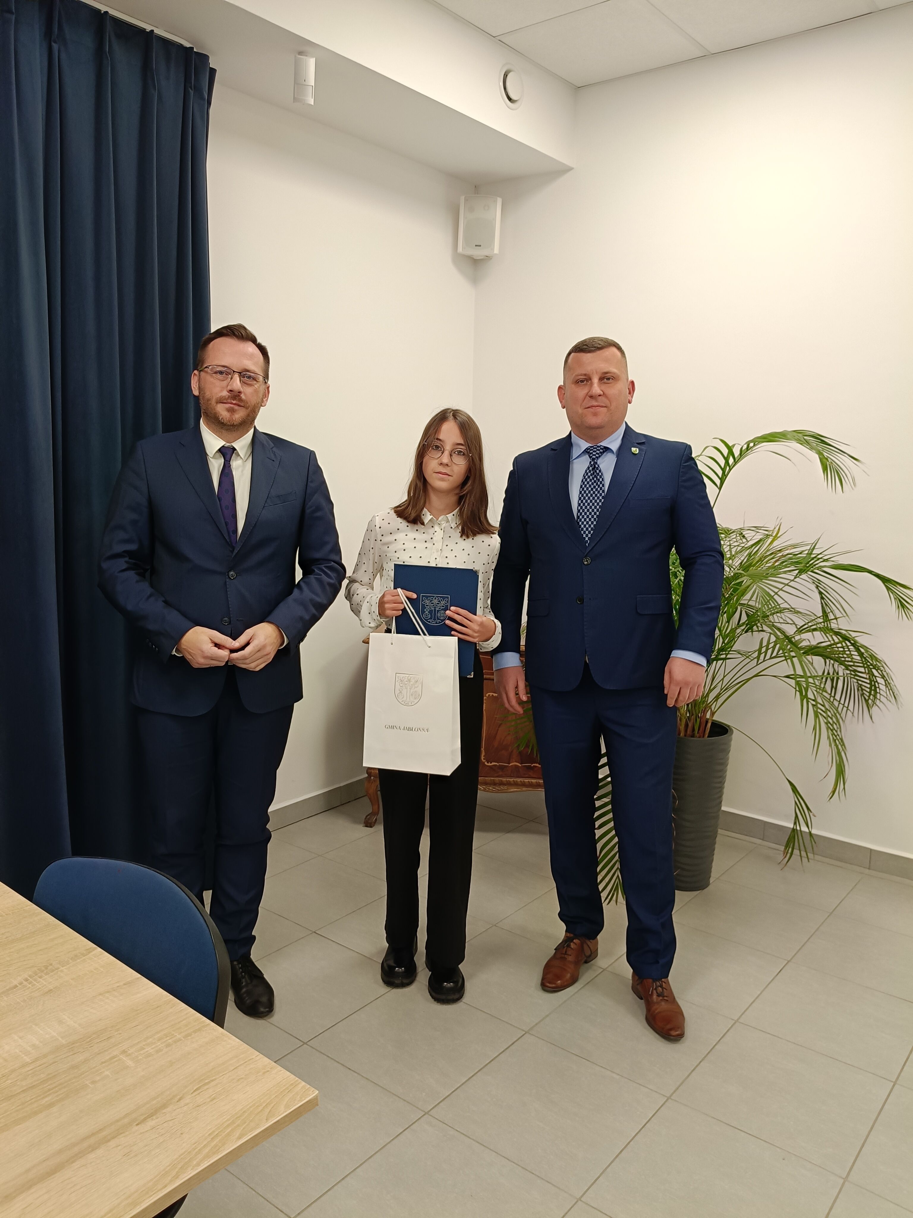 zdjęcie dwóch mężczyzn i uczennicy, stypendystki