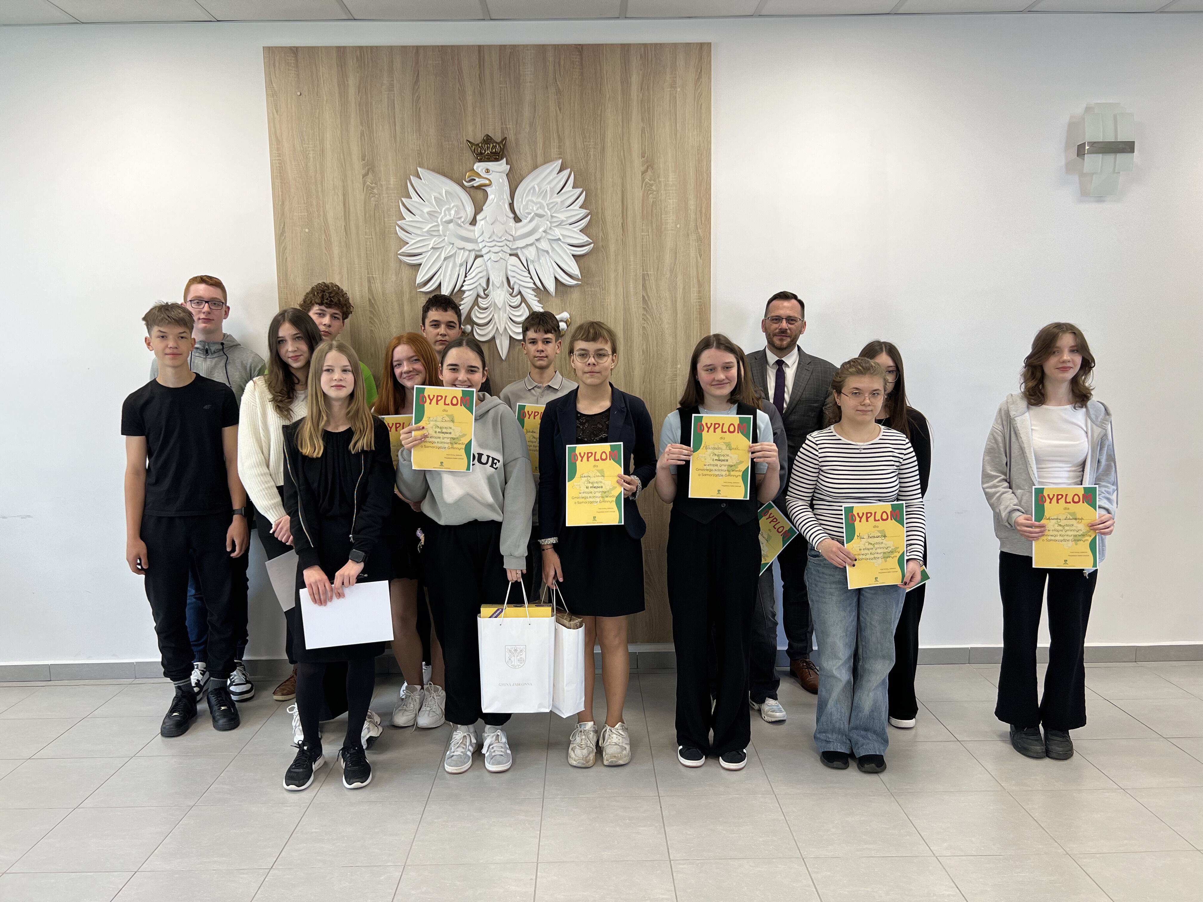 zdjęcie grupy uczniów trzymających dyplomy