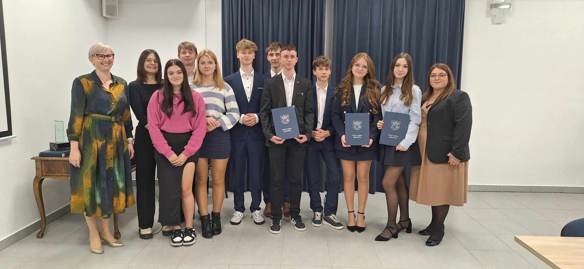 zdjęcie grupy młodzieży
