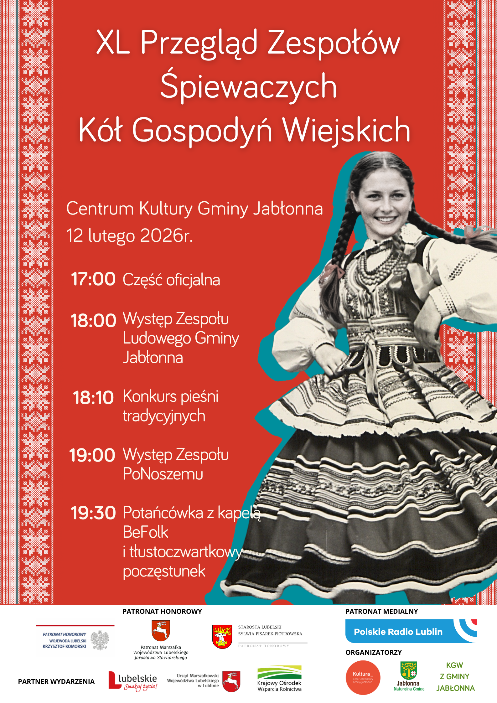 Plakat zapraszający na XL Przegląd Zespołów Śpiewaczych Kół Gospodyń Wiejskich, w dominujących kolorach czerwonym, białym i turkusowym. Po prawej stronie duże czarno-białe zdjęcie uśmiechniętej kobiety w bogato zdobionym stroju ludowym z rozkloszowaną spódnicą i warkoczami.  Tekst na plakacie: „XL Przegląd Zespołów Śpiewaczych Kół Gospodyń Wiejskich  Centrum Kultury Gminy Jabłonna 12 lutego 2026 r.  17:00 Część oficjalna  18:00 Występ Zespołu Ludowego Gminy Jabłonna  18:10 Konkurs pieśni tradycyjnych  19:00 Występ Zespołu PoNoszemu  19:30 Potańcówka z kapelą BeFolk i tłustoczwartkowy poczęstunek”  Po bokach plakatu wąskie pionowe pasy z białymi ludowymi wzorami haftu na czerwonym tle.  Na dole rząd logotypów i napisów: „PARTNER WYDARZENIA Lubelskie Smakuj życie!  PATRONAT HONOROWY Marszałek Województwa Lubelskiego Jarosław Stawiarski STAROSTA LUBELSKI SYLWIA PAŠKER-PROTOŃSKA Urząd Marszałkowski Województwa Lubelskiego w Lublinie Krajowy Ośrodek Wsparcia Rolnictwa  PATRONAT MEDIALNY Polskie Radio Lublin  ORGANIZATORZY Kultura… KGW Z GMINY JABŁONNA”