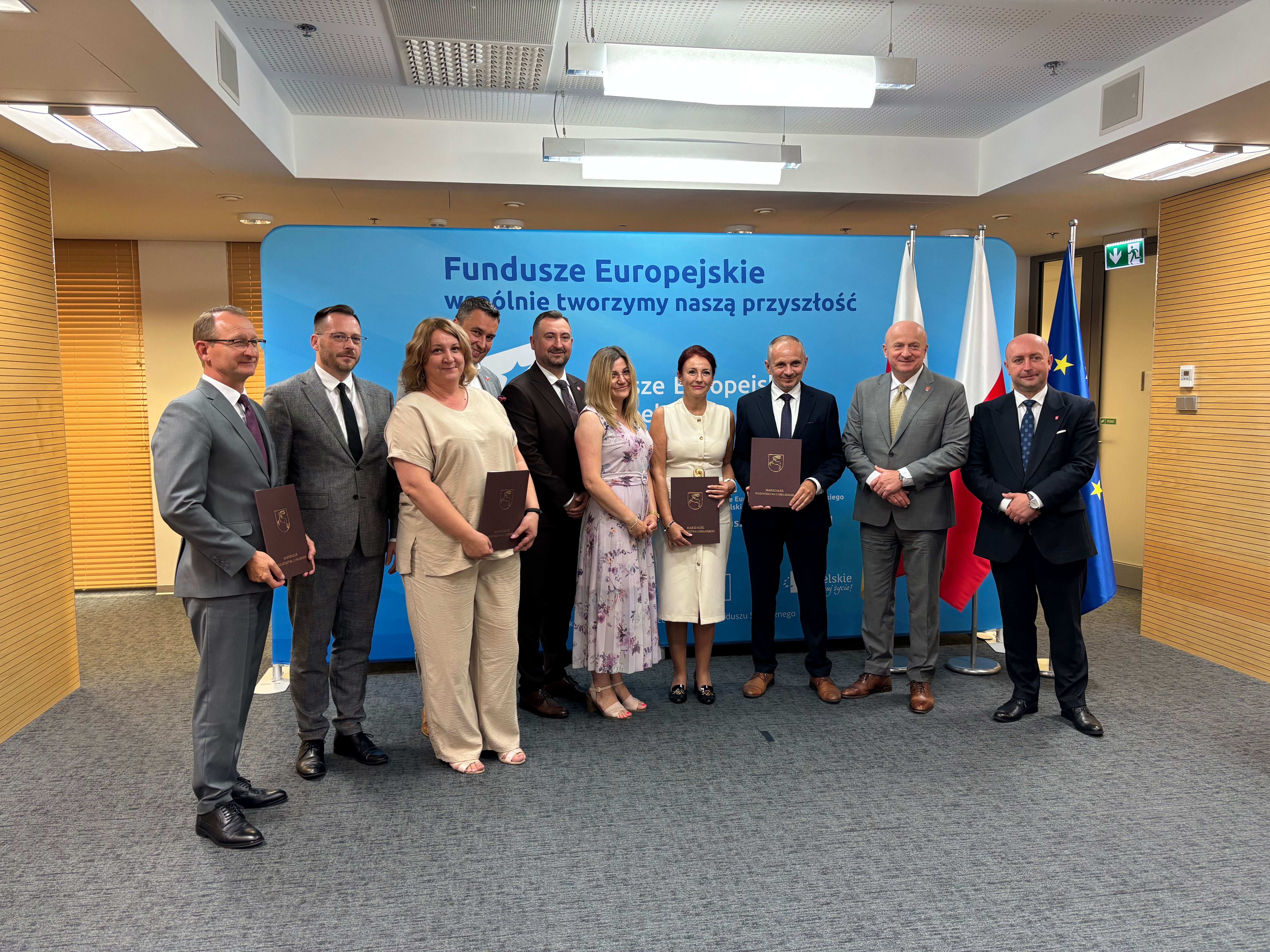 zdjęcie stojącej grupy ludzi