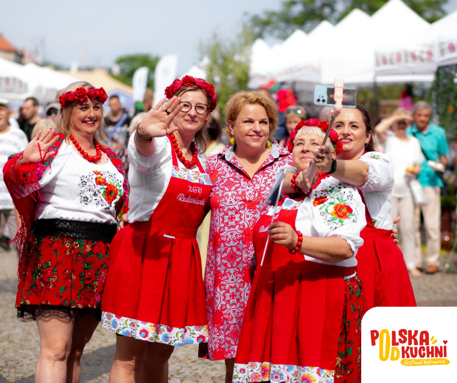 Fotografia przedstawia kobiety z KGW ubrane w tradycyjne stroje ludowe.
