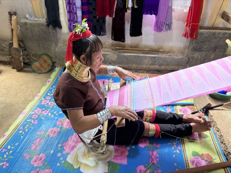 Kobiety z Padaung zajmują się tkactwem.
