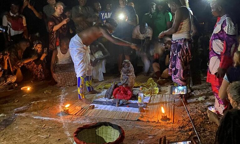 Nocna ceremonia voodo w Quidah.