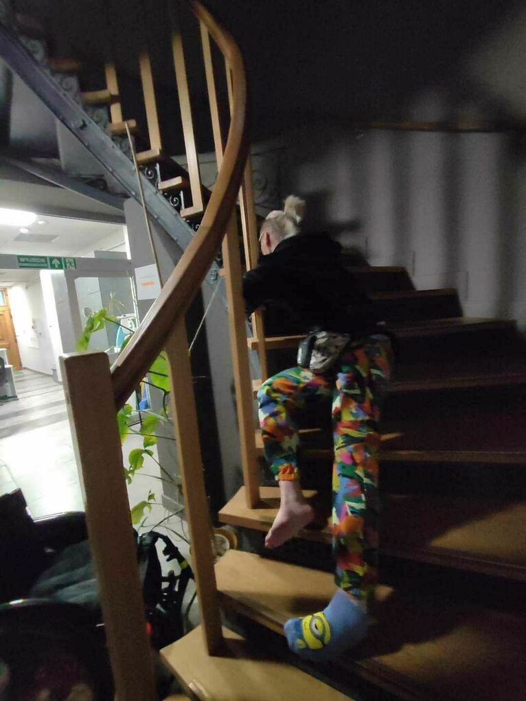 tak Monika wchodzi po schodach.